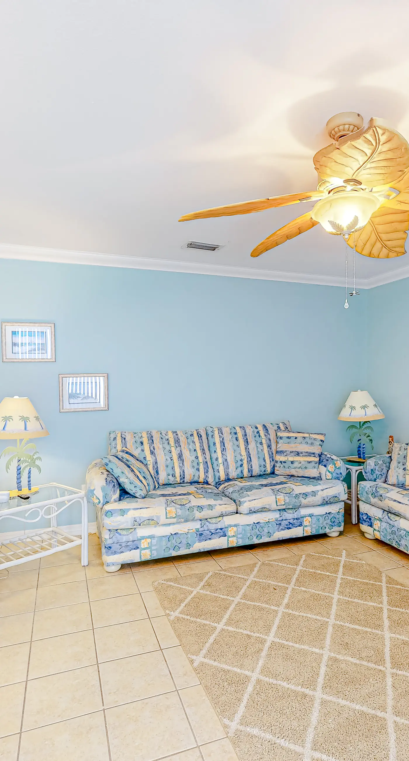 Pool-side condo with pool, private washer&dryer, walk to beach & free WiFi