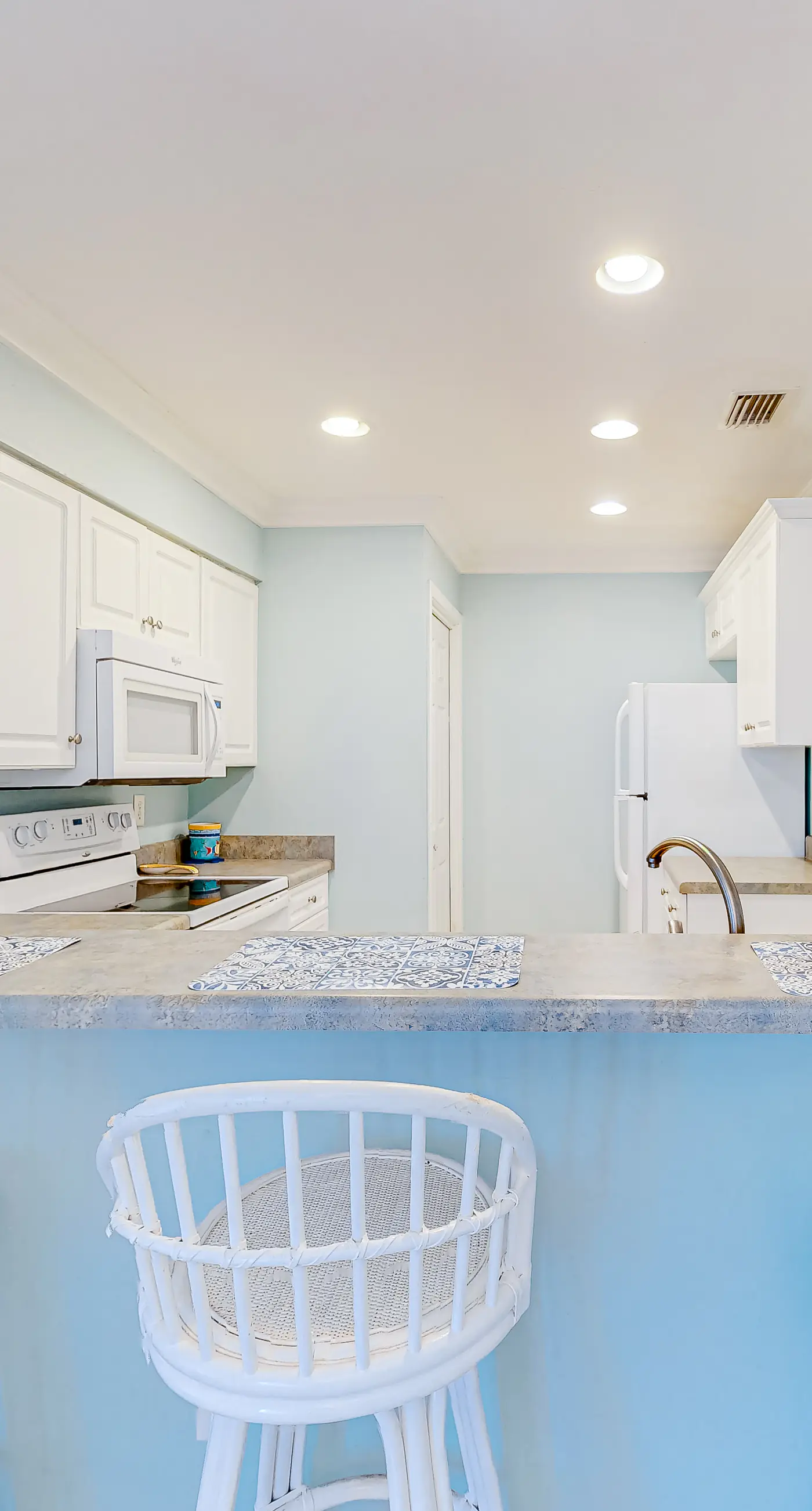 Pool-side condo with pool, private washer&dryer, walk to beach & free WiFi