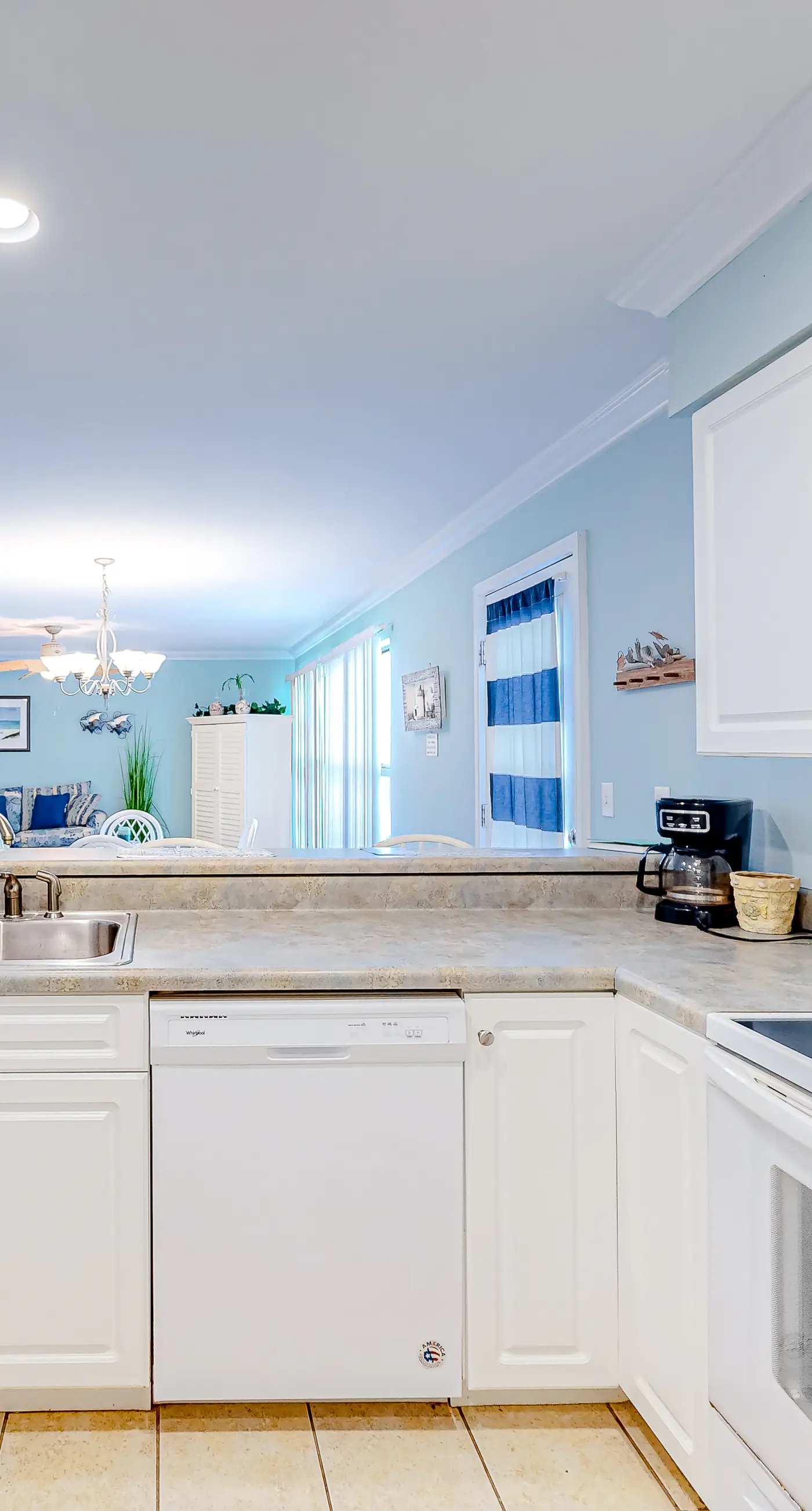 Pool-side condo with pool, private washer&dryer, walk to beach & free WiFi
