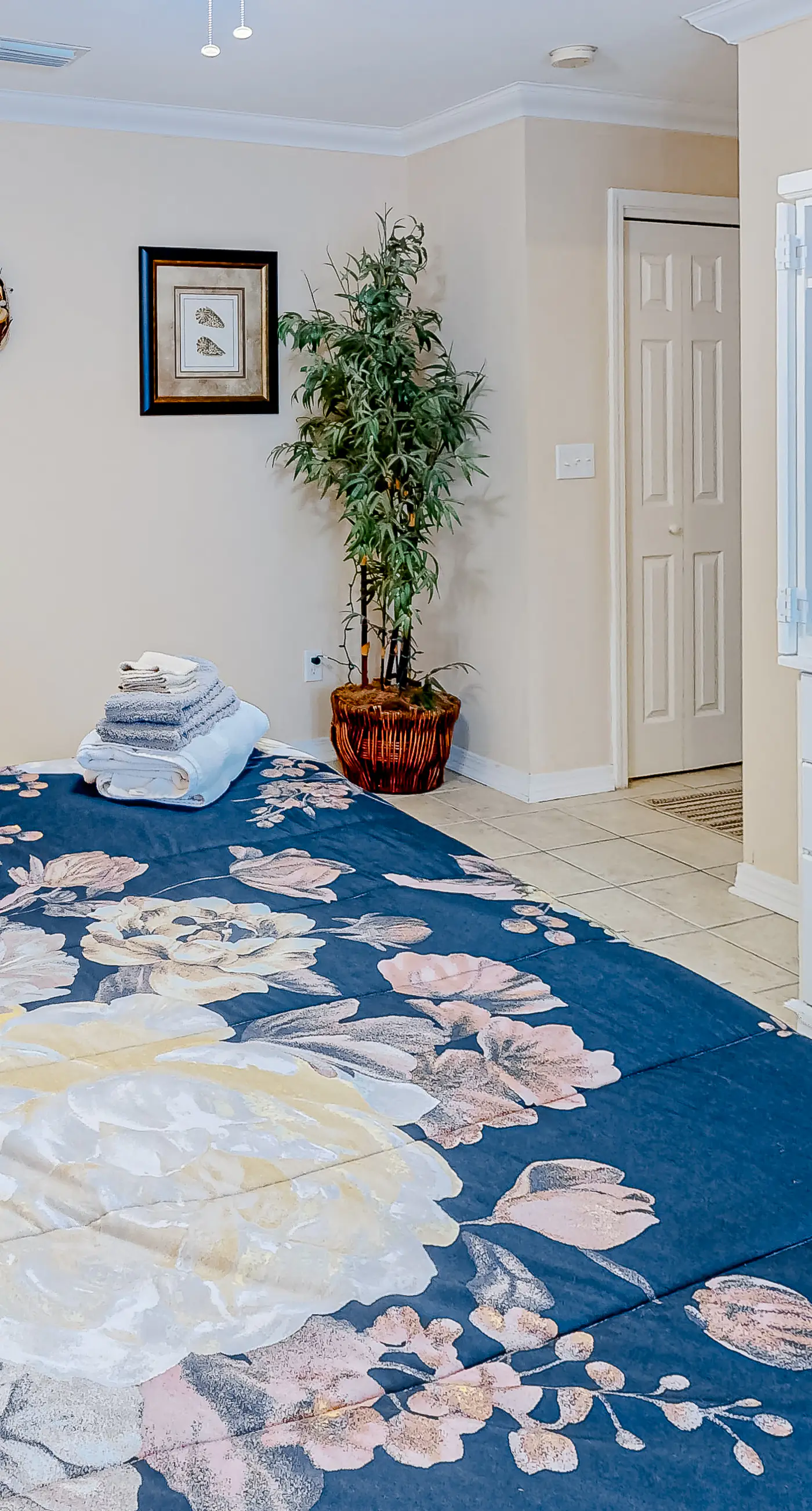 Pool-side condo with pool, private washer&dryer, walk to beach & free WiFi