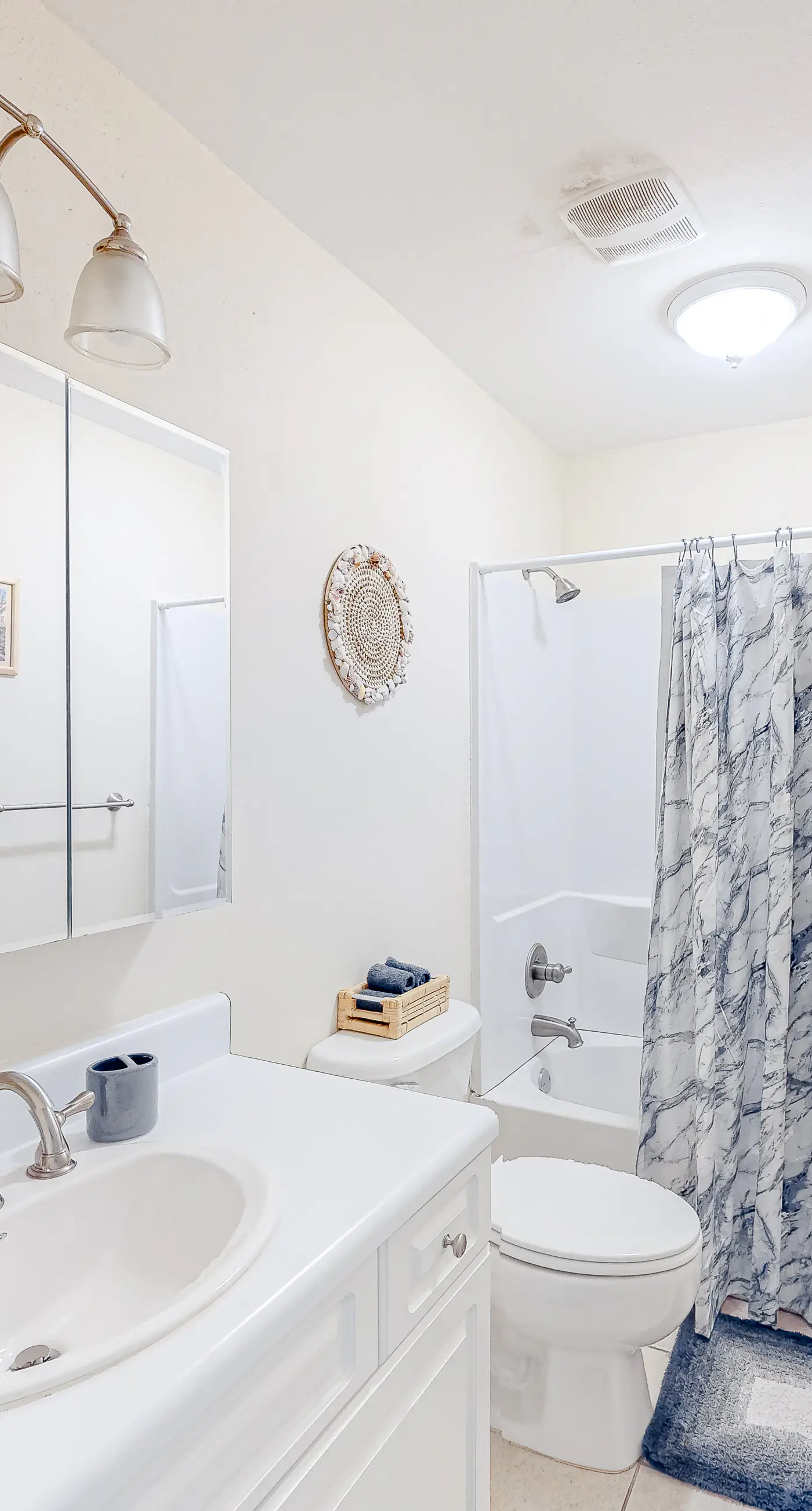 Pool-side condo with pool, private washer&dryer, walk to beach & free WiFi