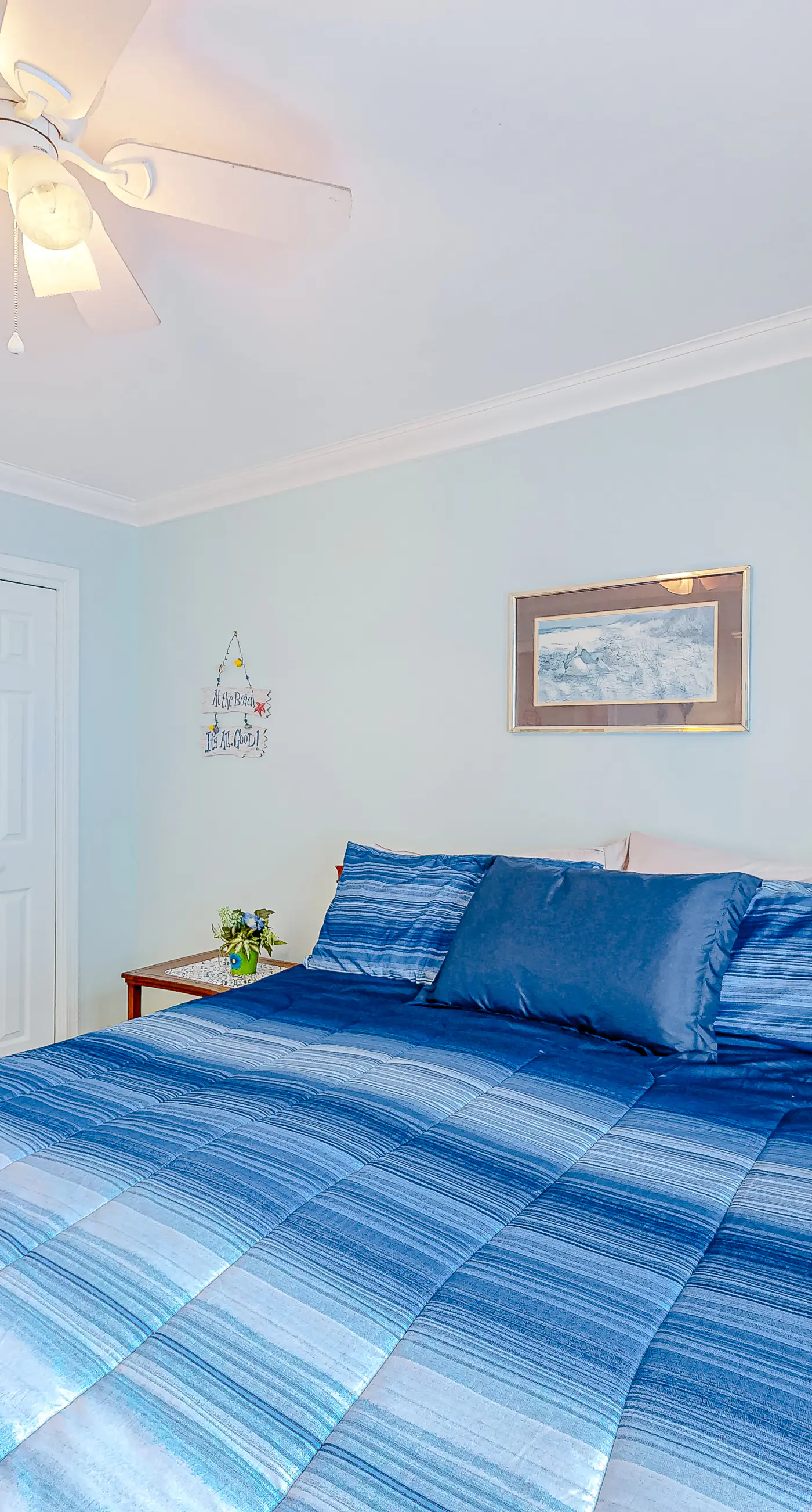 Pool-side condo with pool, private washer&dryer, walk to beach & free WiFi