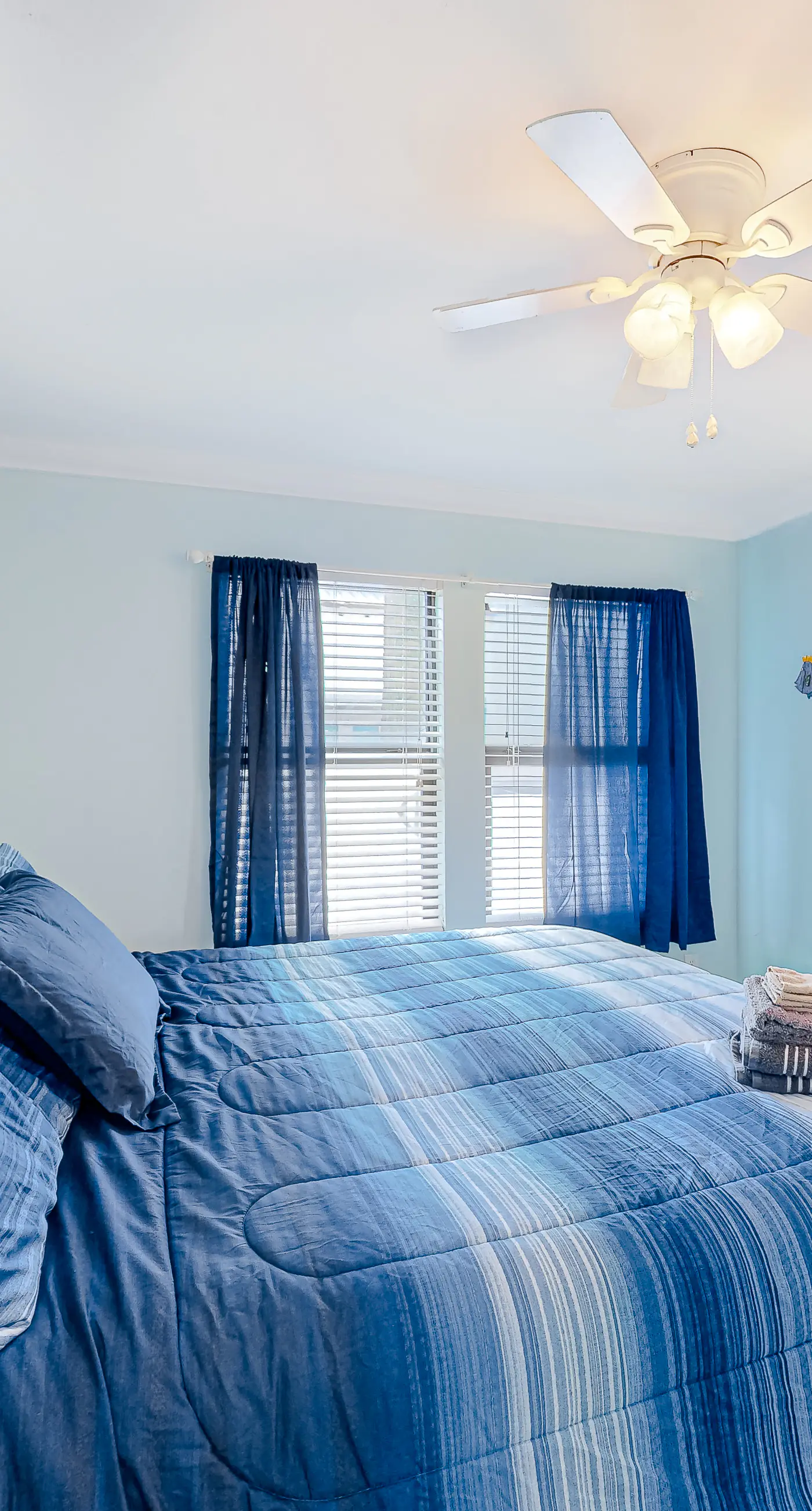 Pool-side condo with pool, private washer&dryer, walk to beach & free WiFi