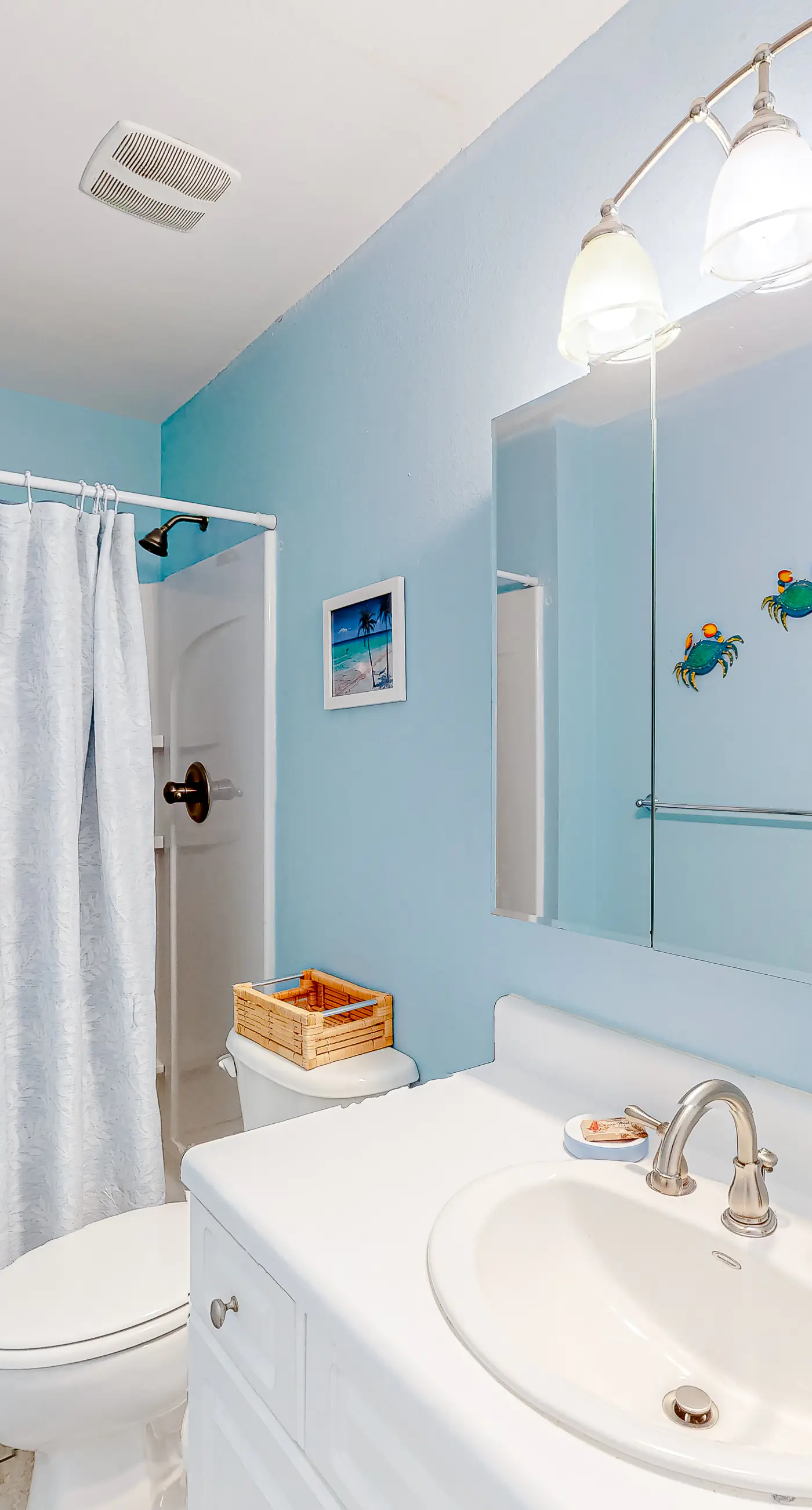 Pool-side condo with pool, private washer&dryer, walk to beach & free WiFi
