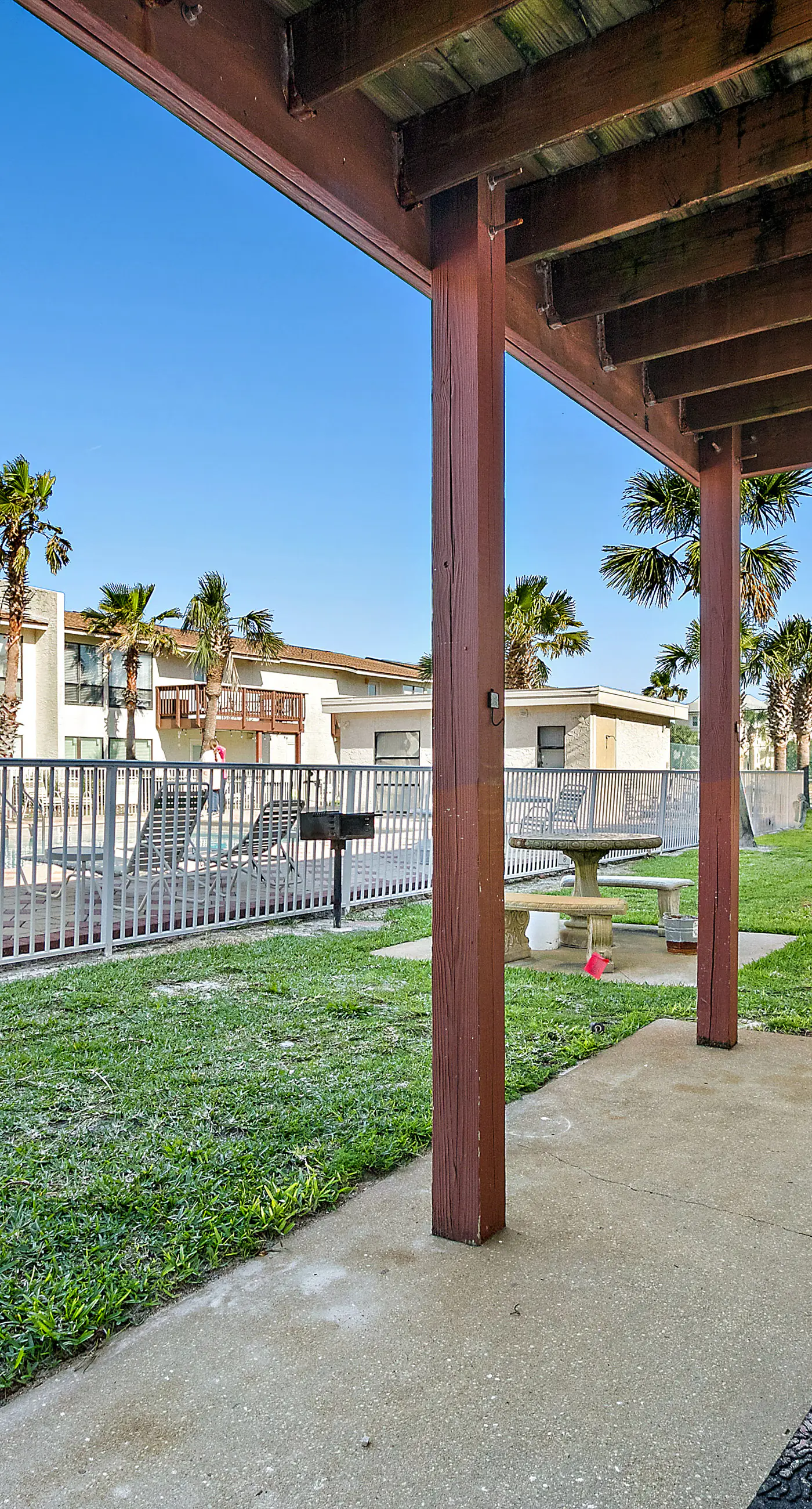 Pool-side condo with pool, private washer&dryer, walk to beach & free WiFi