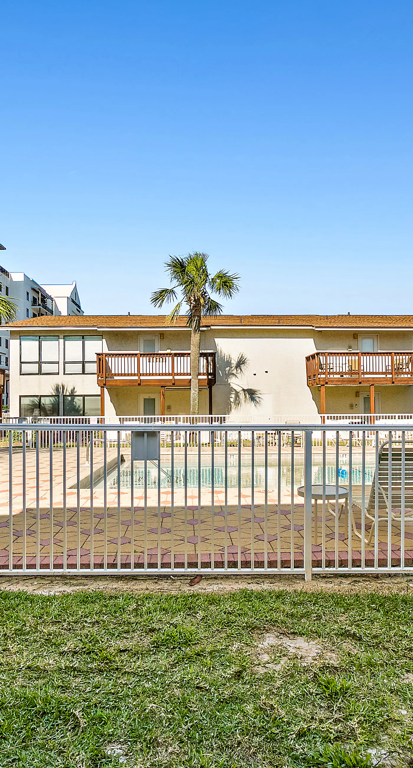 Pool-side condo with pool, private washer&dryer, walk to beach & free WiFi