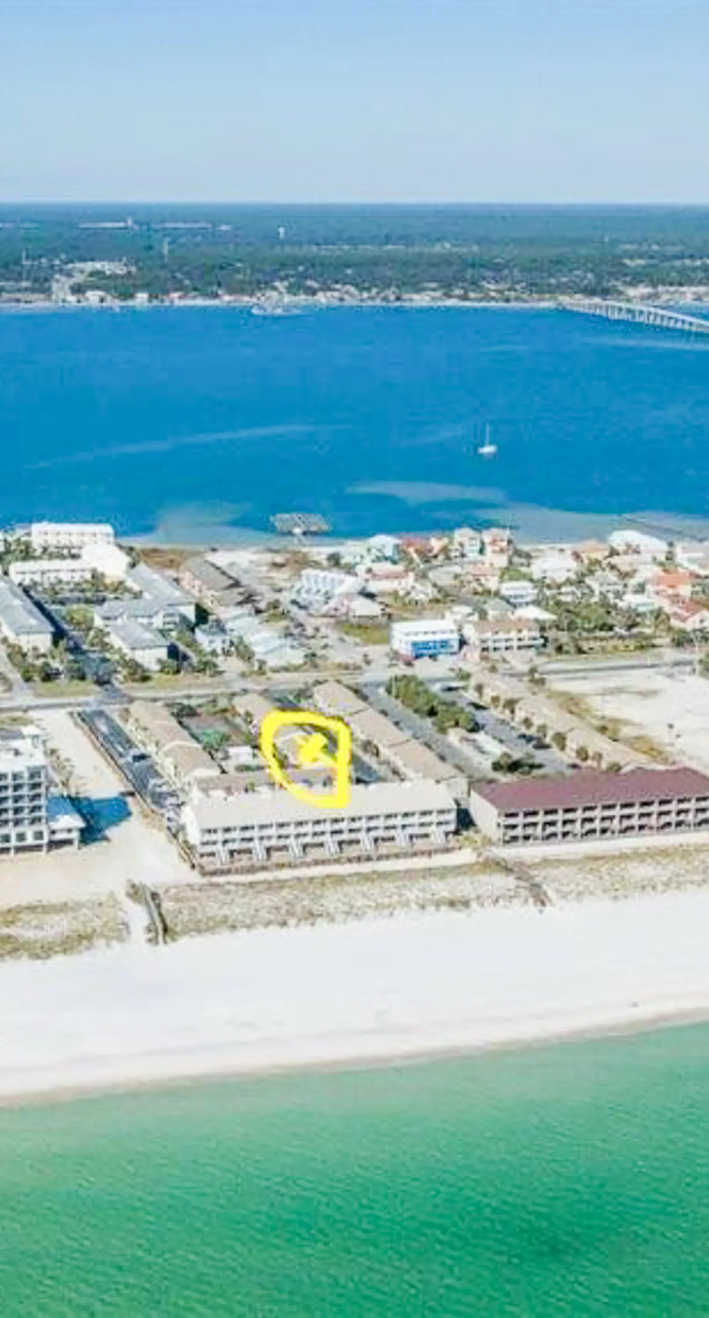Pool-side condo with pool, private washer&dryer, walk to beach & free WiFi