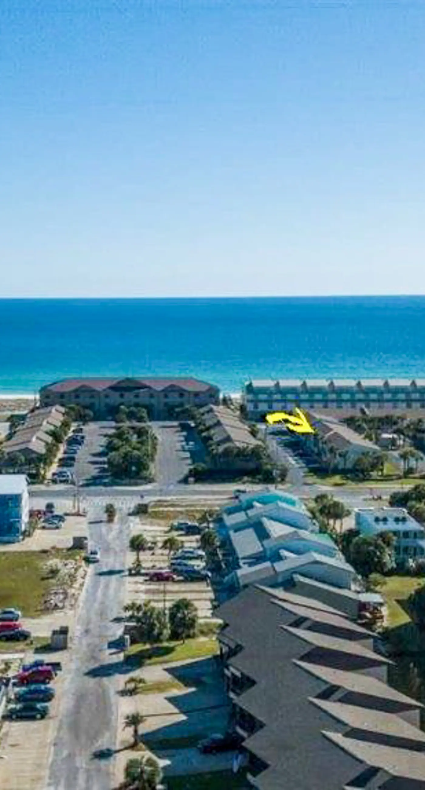 Pool-side condo with pool, private washer&dryer, walk to beach & free WiFi