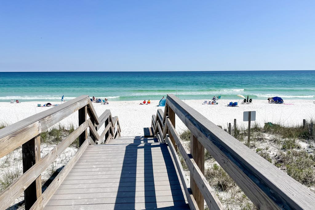 Pool-side condo with pool, private washer&dryer, walk to beach & free WiFi
