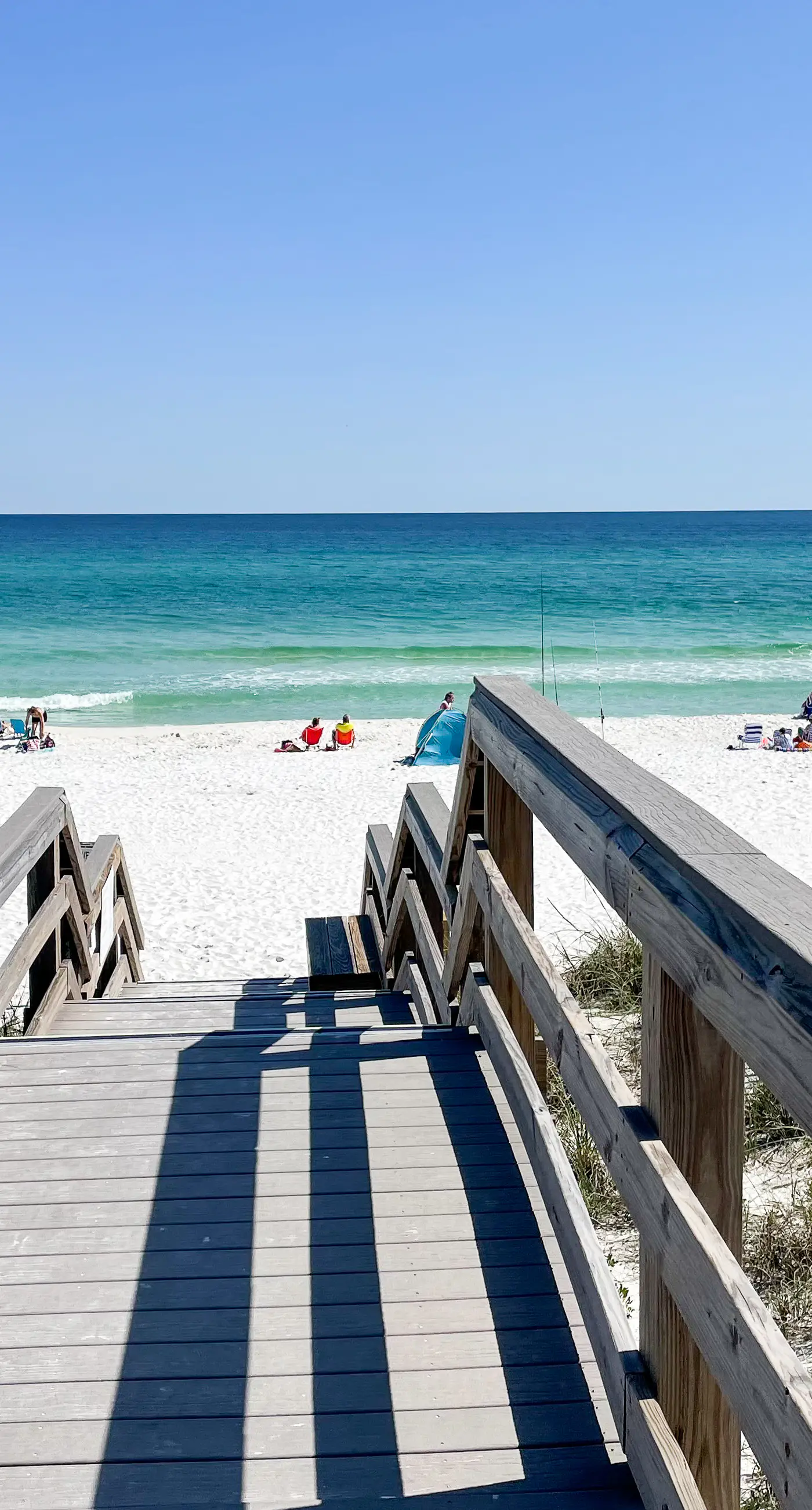 Pool-side condo with pool, private washer&dryer, walk to beach & free WiFi