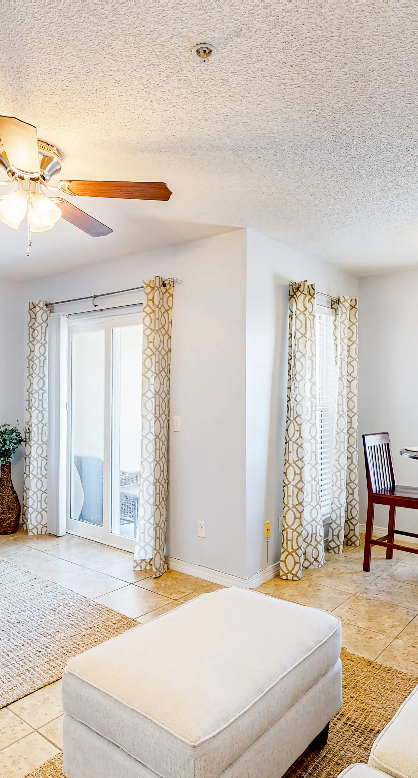 Gulf view condo with central AC, WiFi, washer&dryer, & pool - walk to beach
