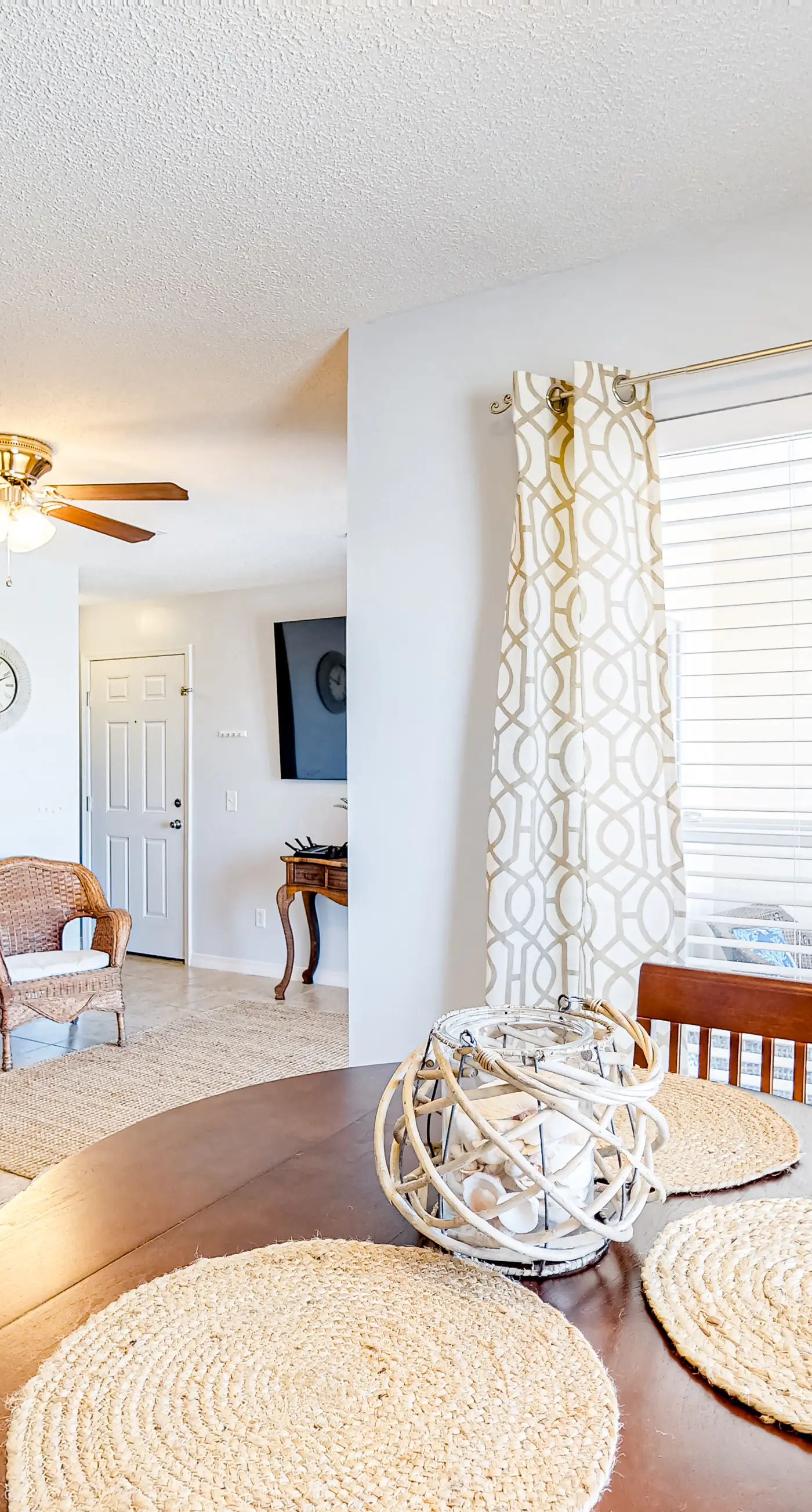 Gulf view condo with central AC, WiFi, washer&dryer, & pool - walk to beach