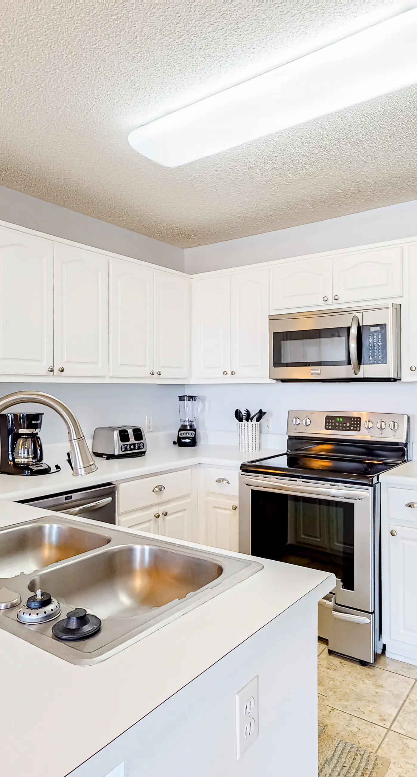 Gulf view condo with central AC, WiFi, washer&dryer, & pool - walk to beach