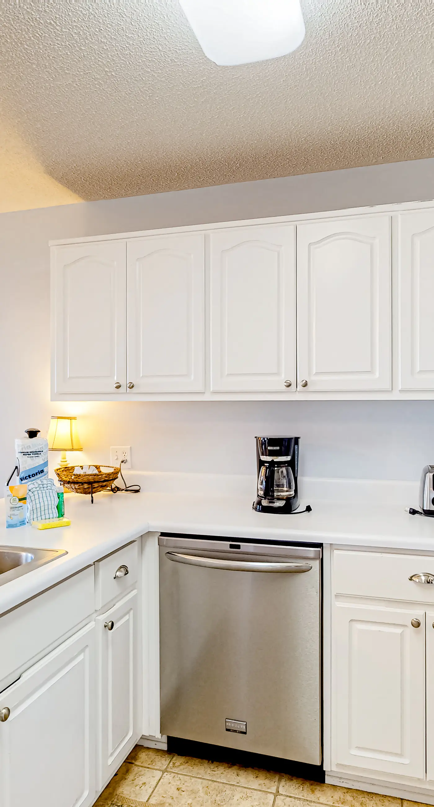Gulf view condo with central AC, WiFi, washer&dryer, & pool - walk to beach
