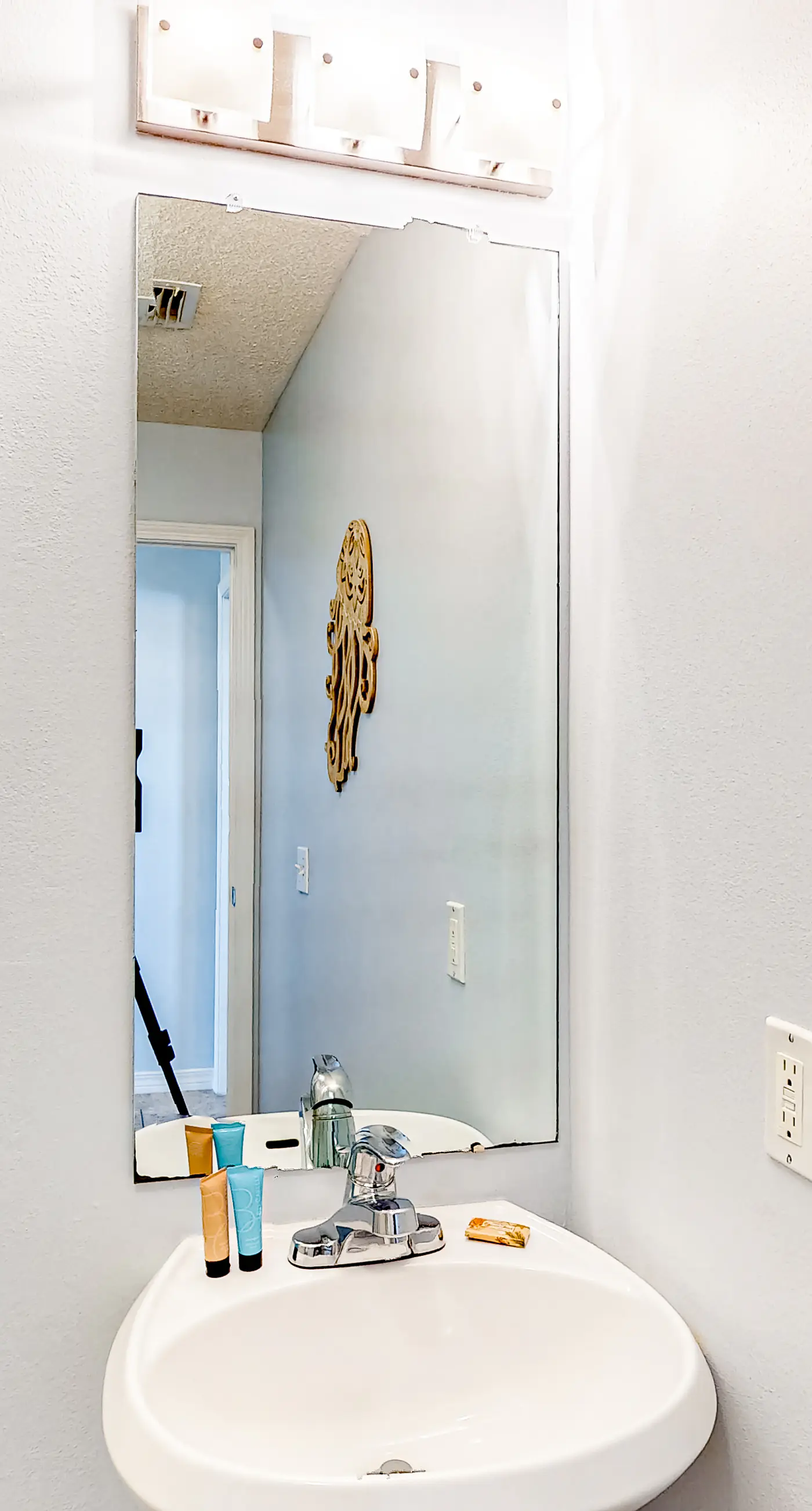 Gulf view condo with central AC, WiFi, washer&dryer, & pool - walk to beach