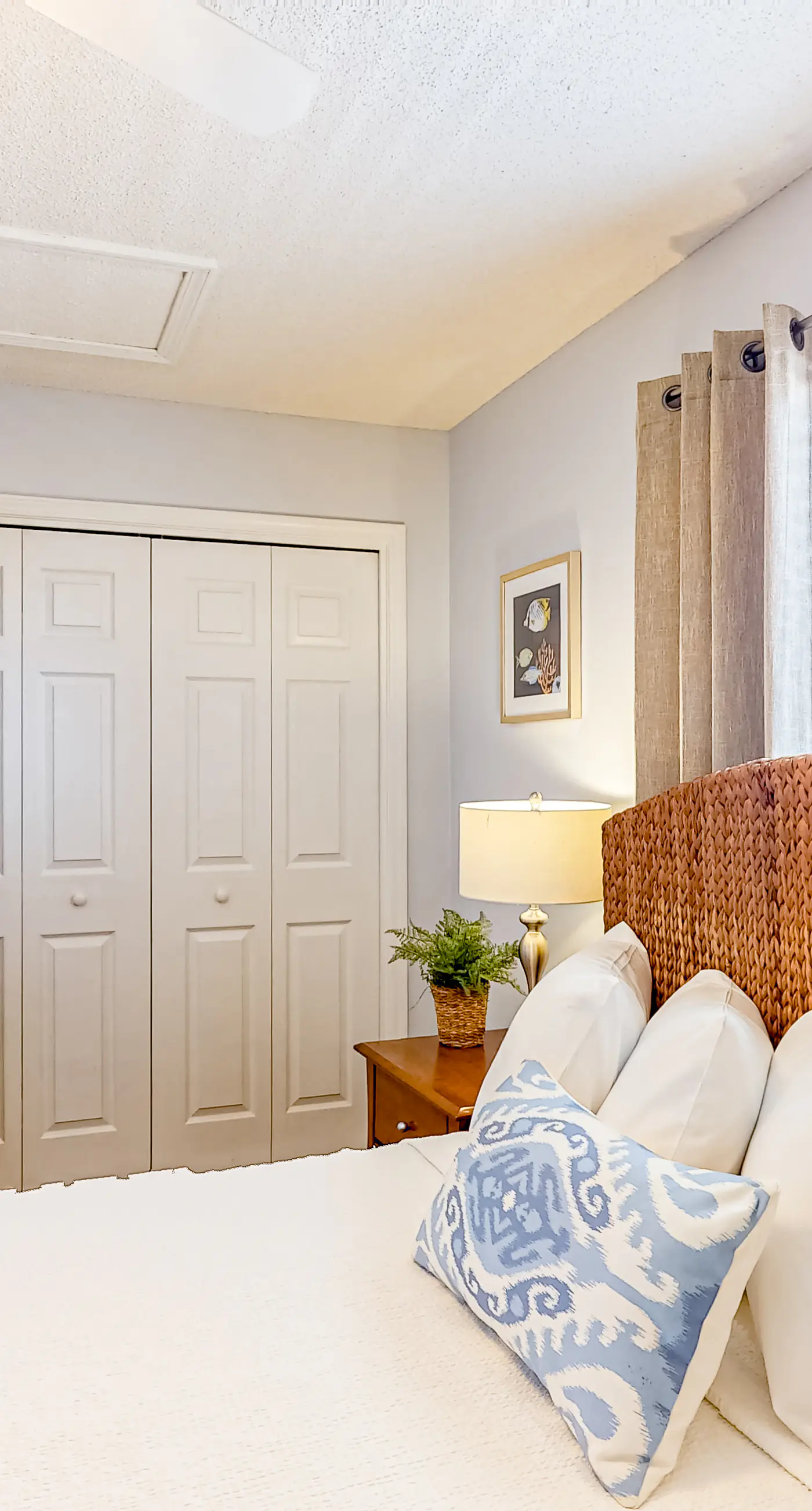 Gulf view condo with central AC, WiFi, washer&dryer, & pool - walk to beach