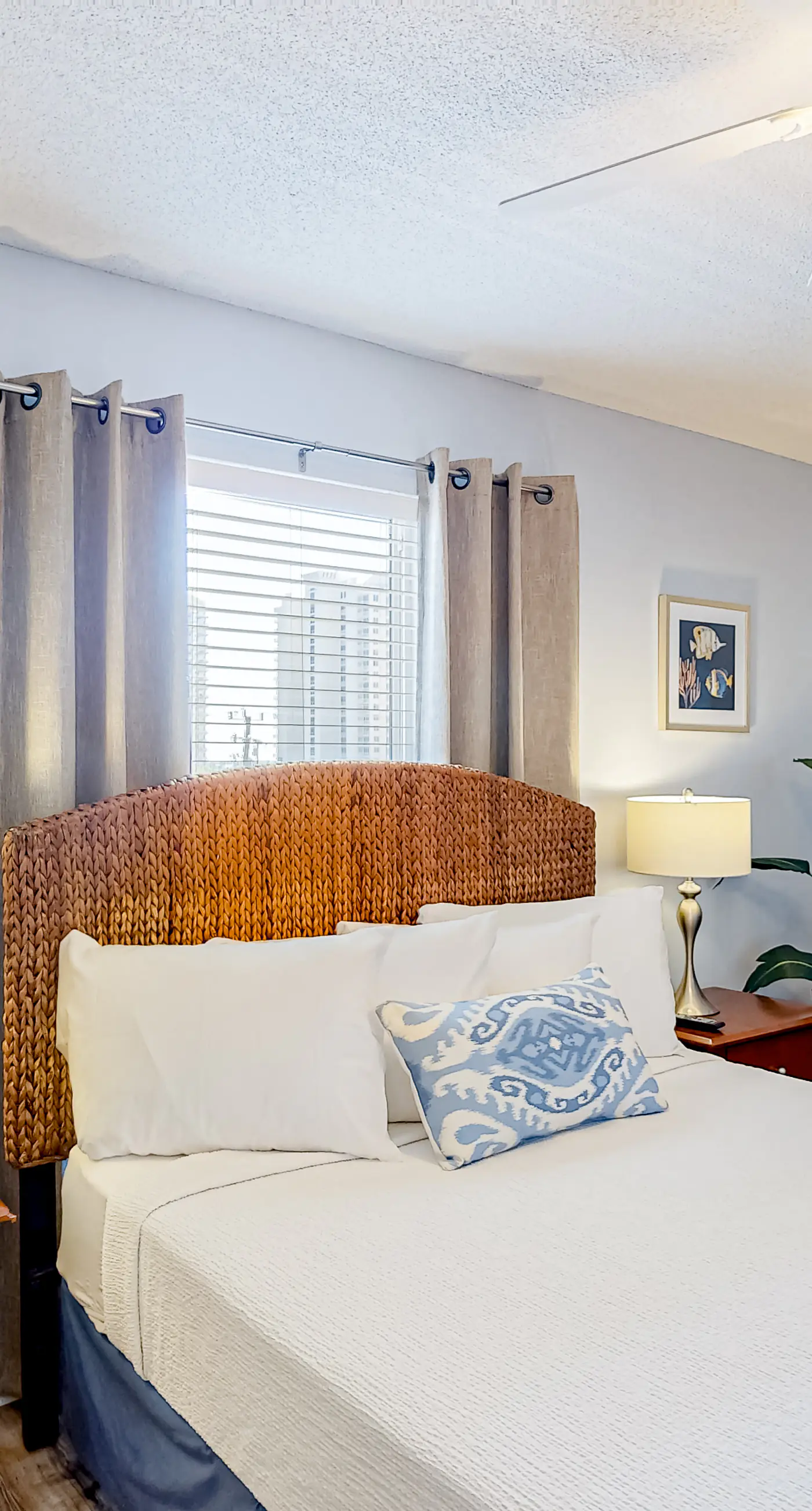 Gulf view condo with central AC, WiFi, washer&dryer, & pool - walk to beach