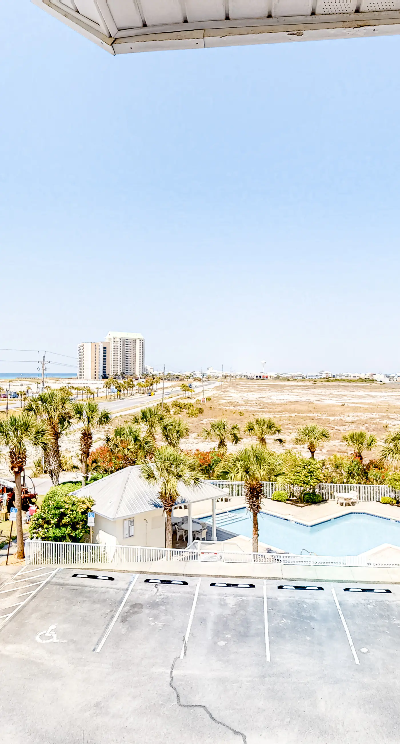 Gulf view condo with central AC, WiFi, washer&dryer, & pool - walk to beach