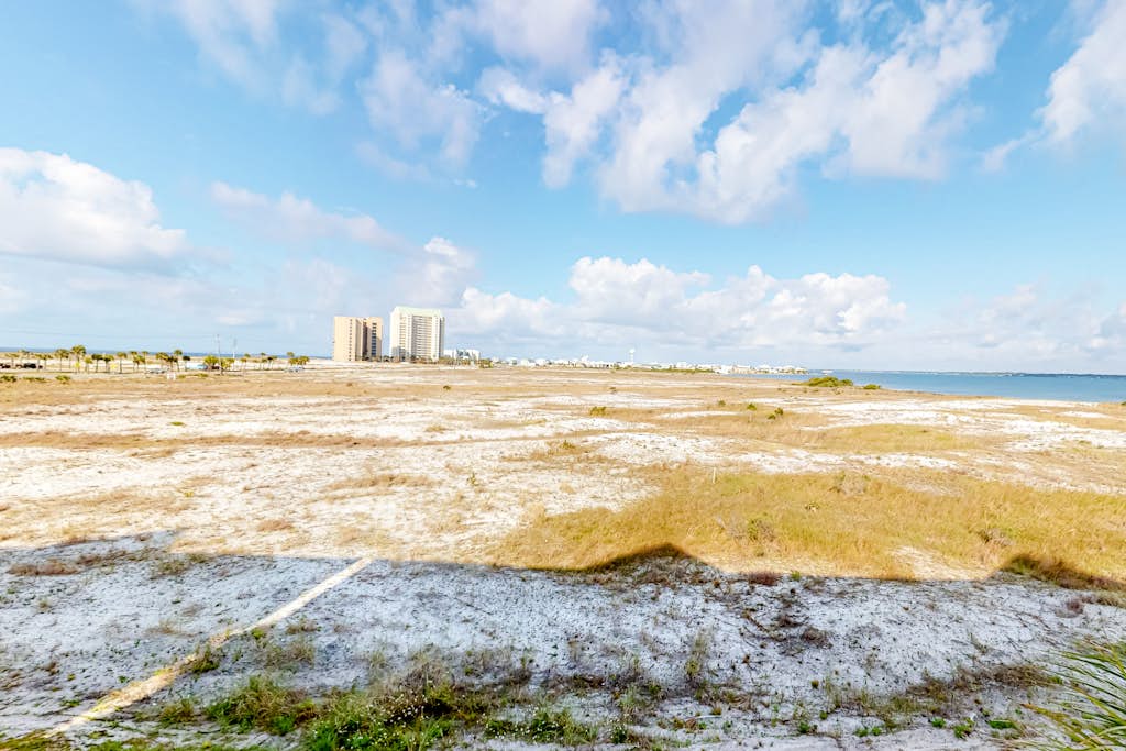Gulf view condo with central AC, WiFi, washer&dryer, & pool - walk to beach