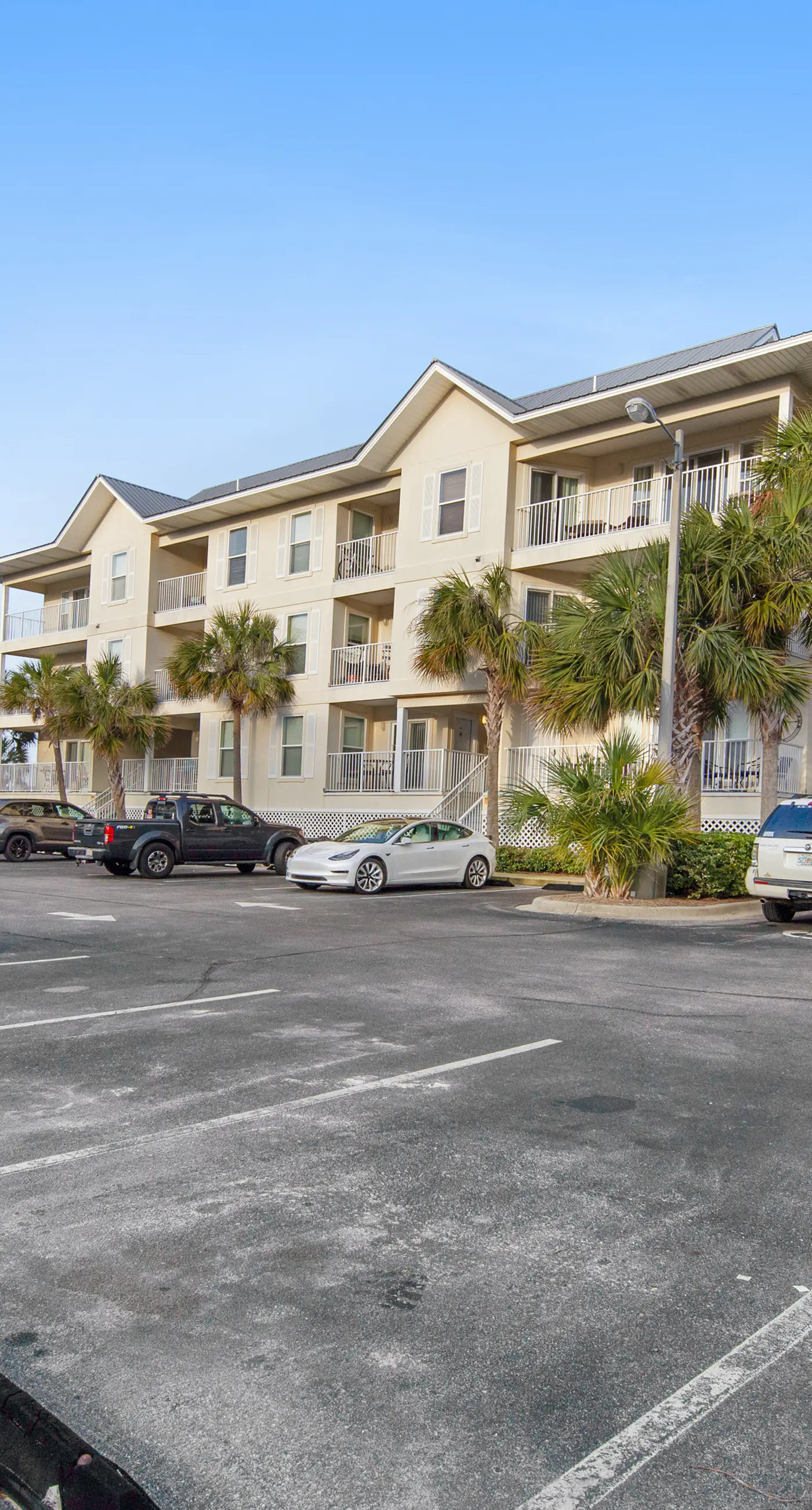 Gulf view condo with central AC, WiFi, washer&dryer, & pool - walk to beach