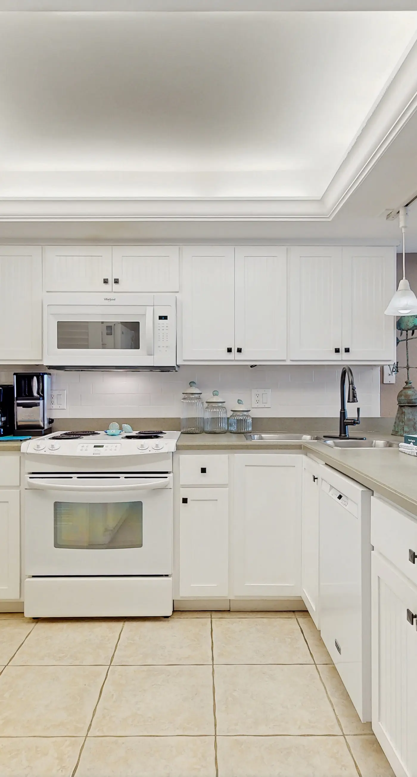 Gorgeous beachfront condo, shared pool and beach access