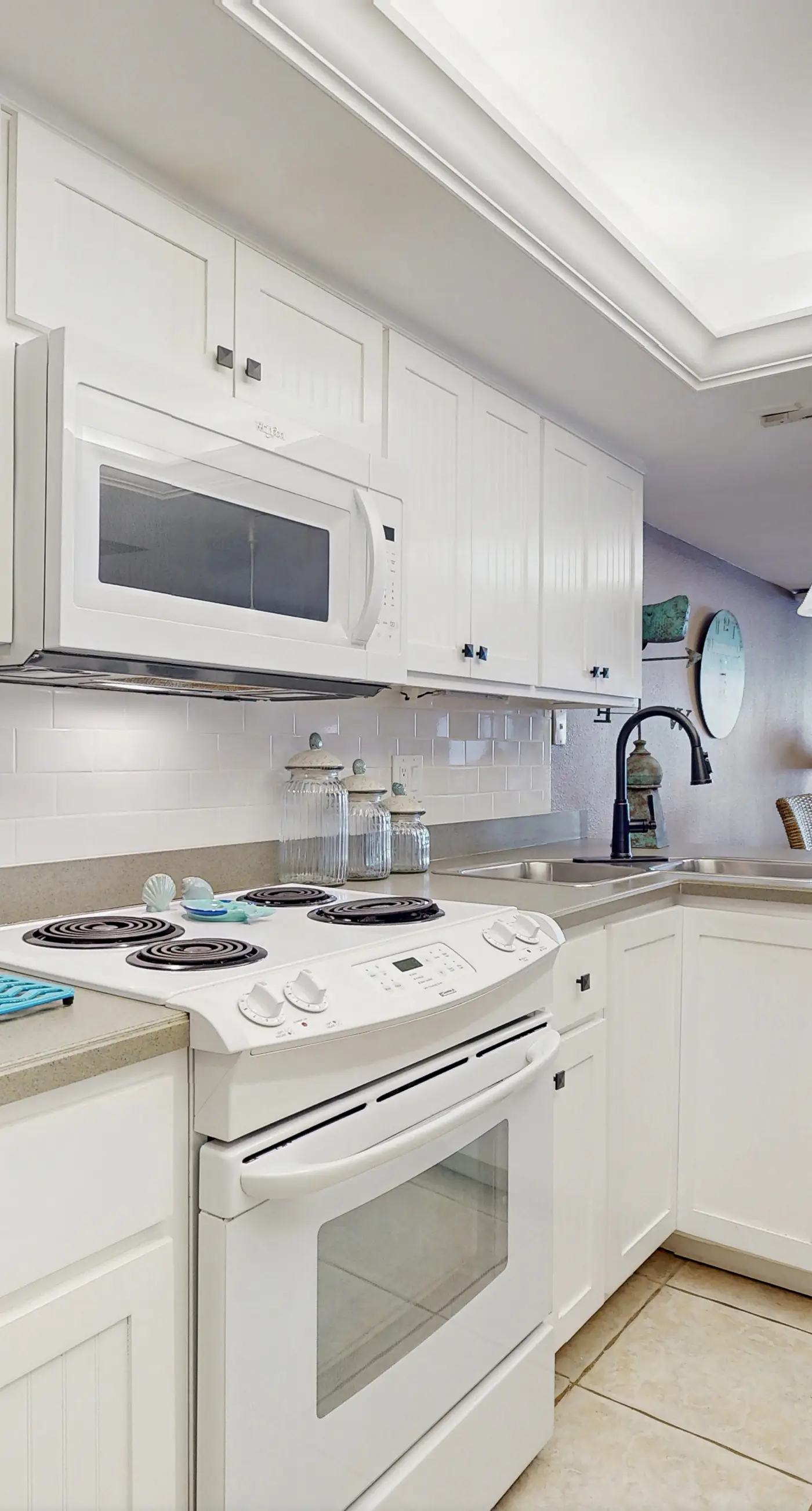 Gorgeous beachfront condo, shared pool and beach access