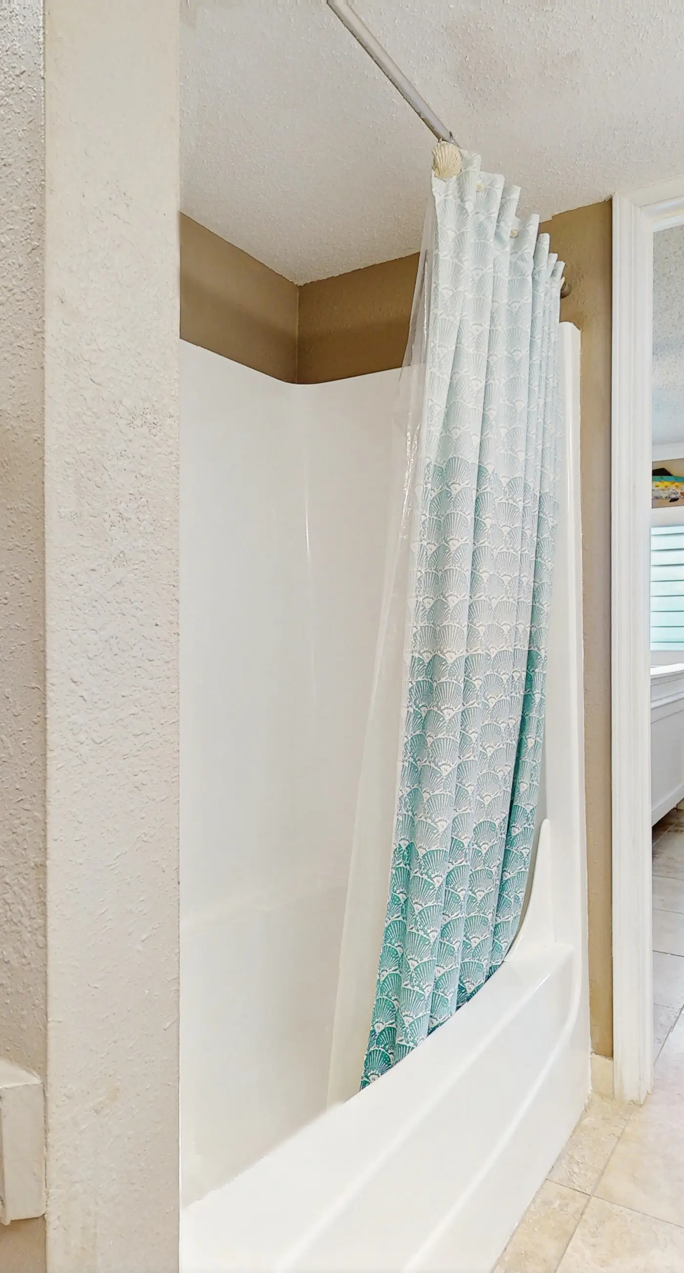 Gorgeous beachfront condo, shared pool and beach access