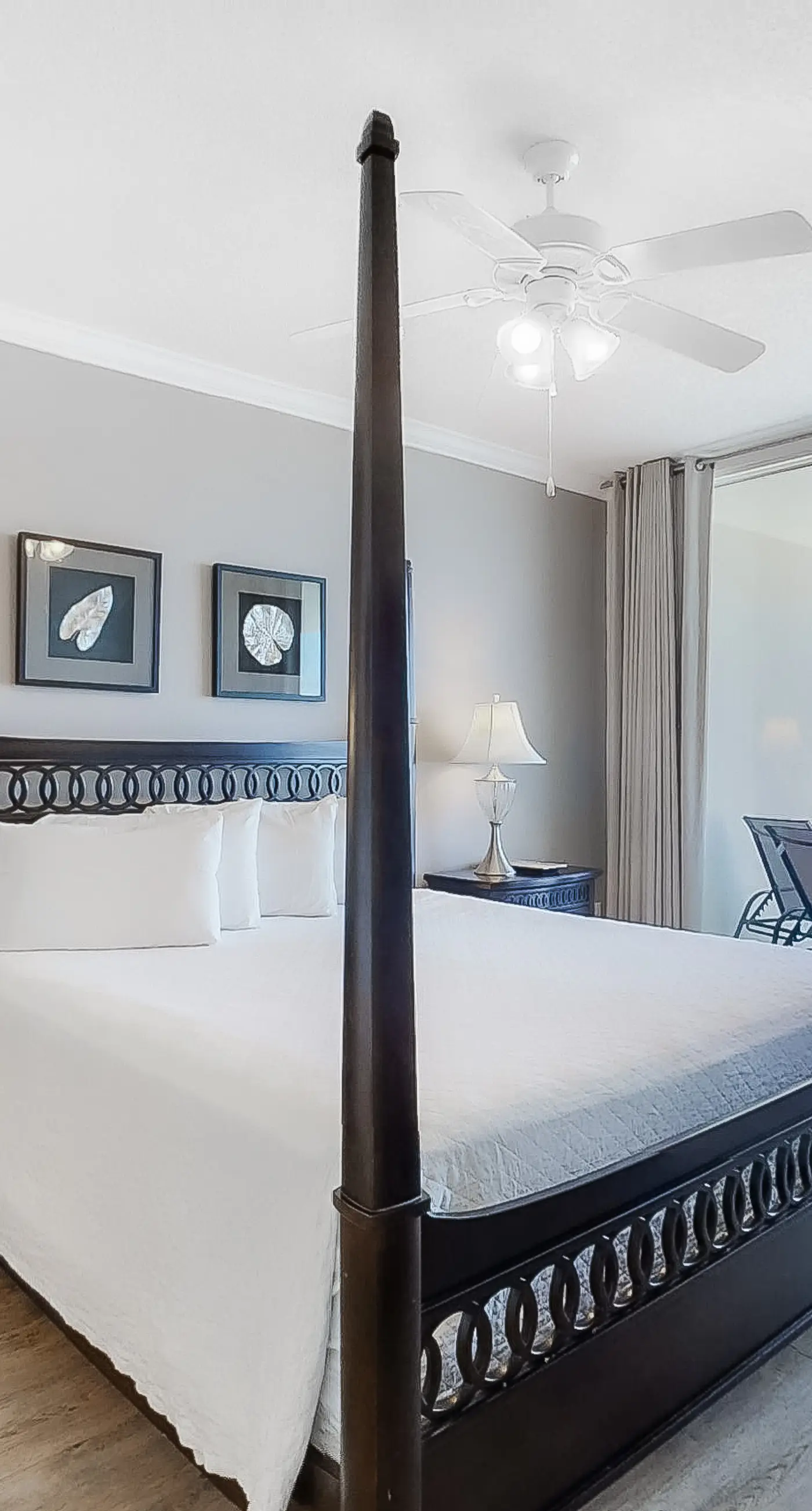 Contemporary flat with Gulf views, furnished balcony & beach access