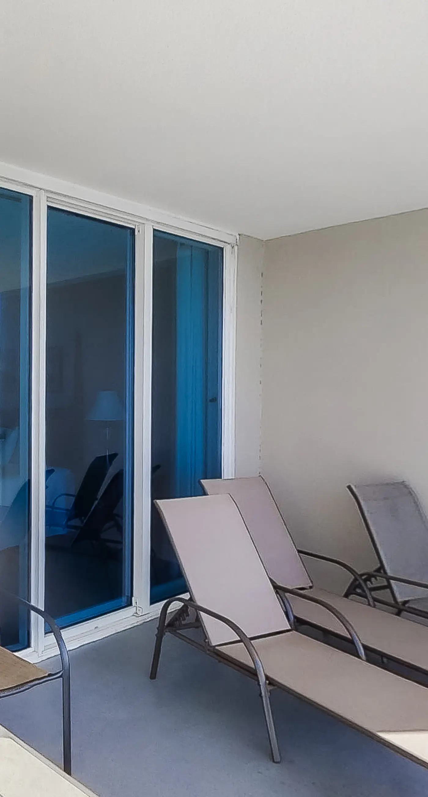 Contemporary flat with Gulf views, furnished balcony & beach access