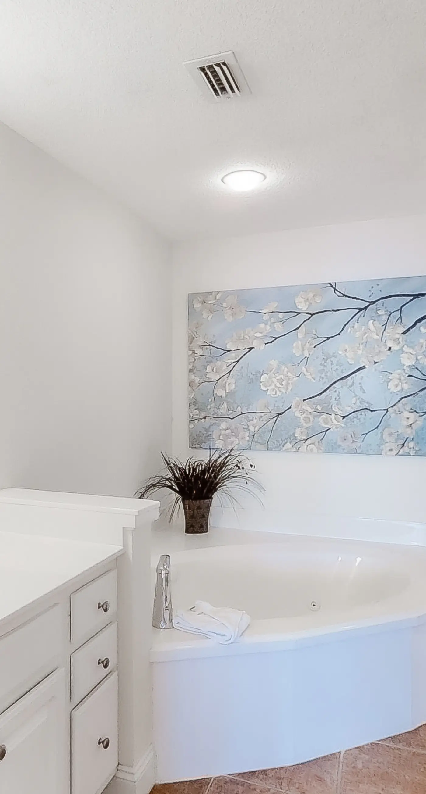 Contemporary flat with Gulf views, furnished balcony & beach access