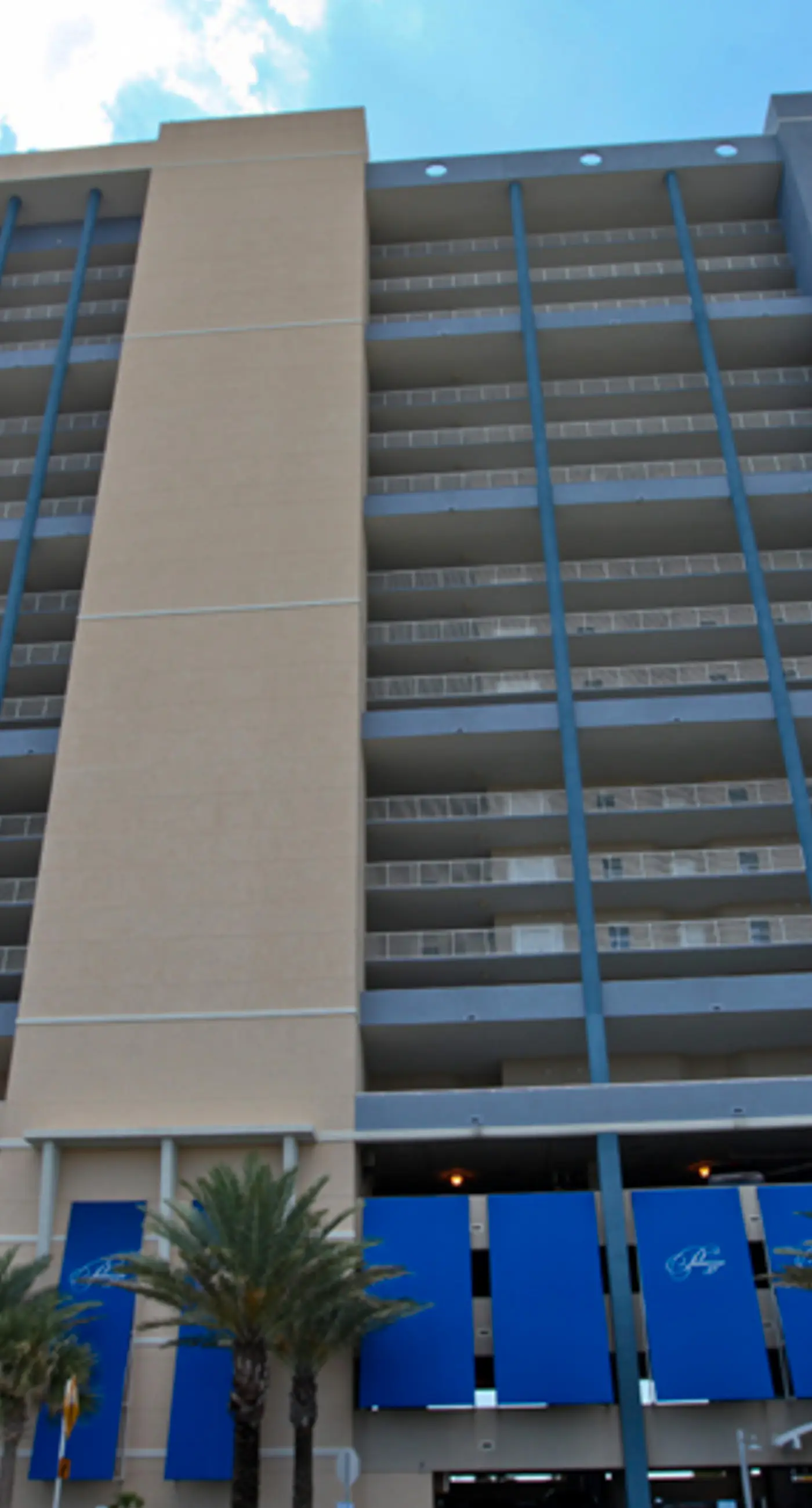 Contemporary flat with Gulf views, furnished balcony & beach access