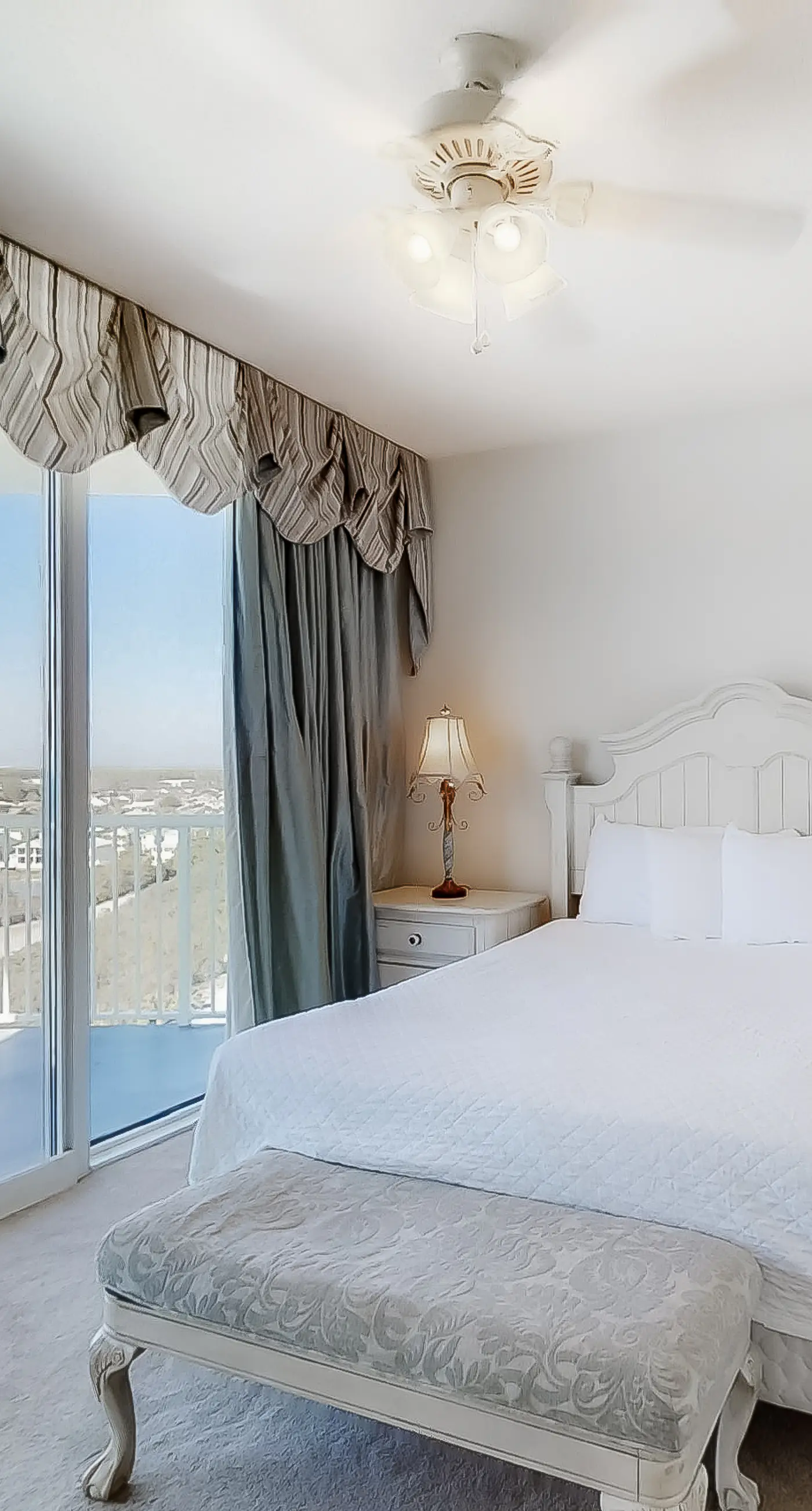 Corner-condo with wraparound deck, beach access & pool/hot tub