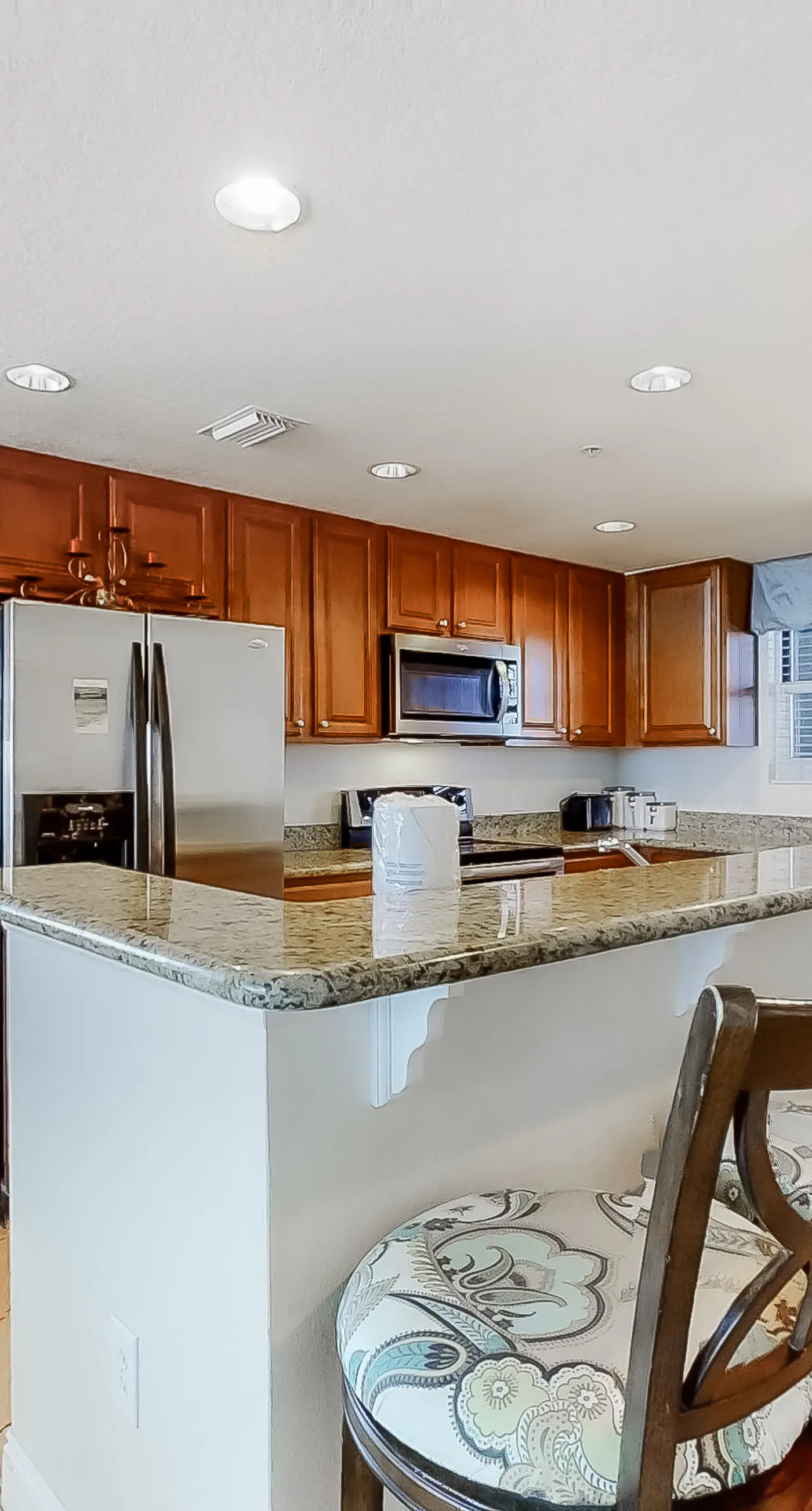 Corner-condo with wraparound deck, beach access & pool/hot tub