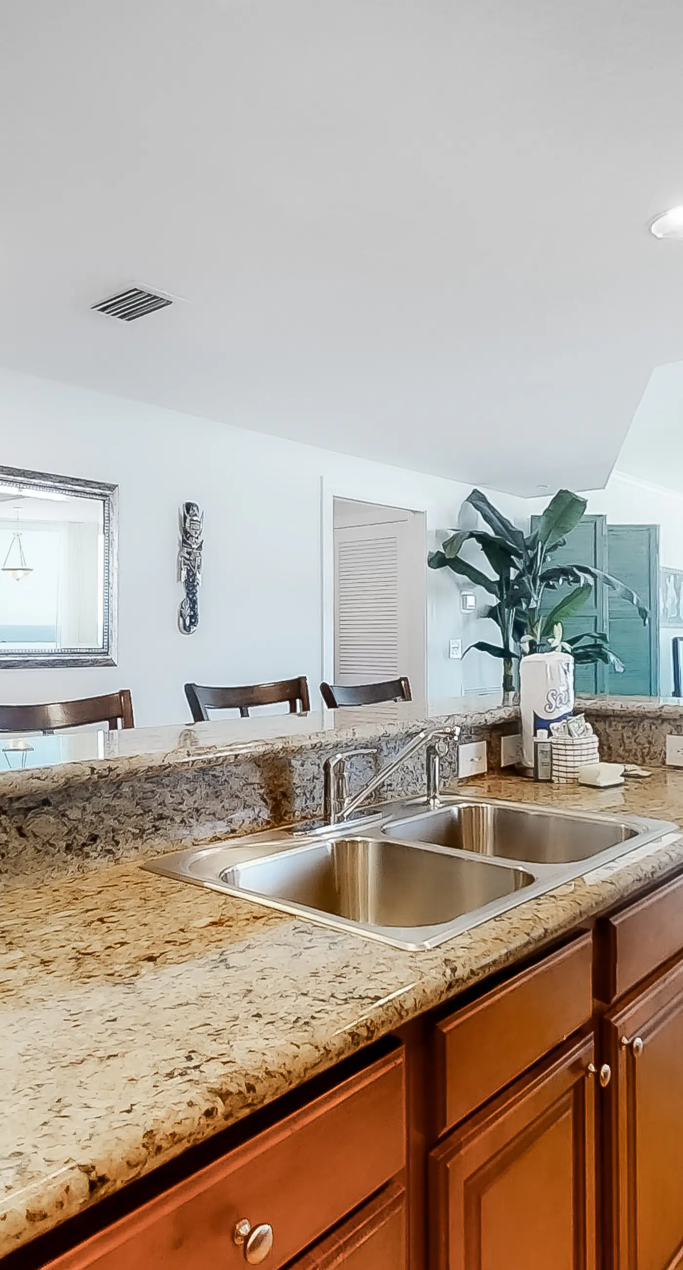 Corner-condo with wraparound deck, beach access & pool/hot tub