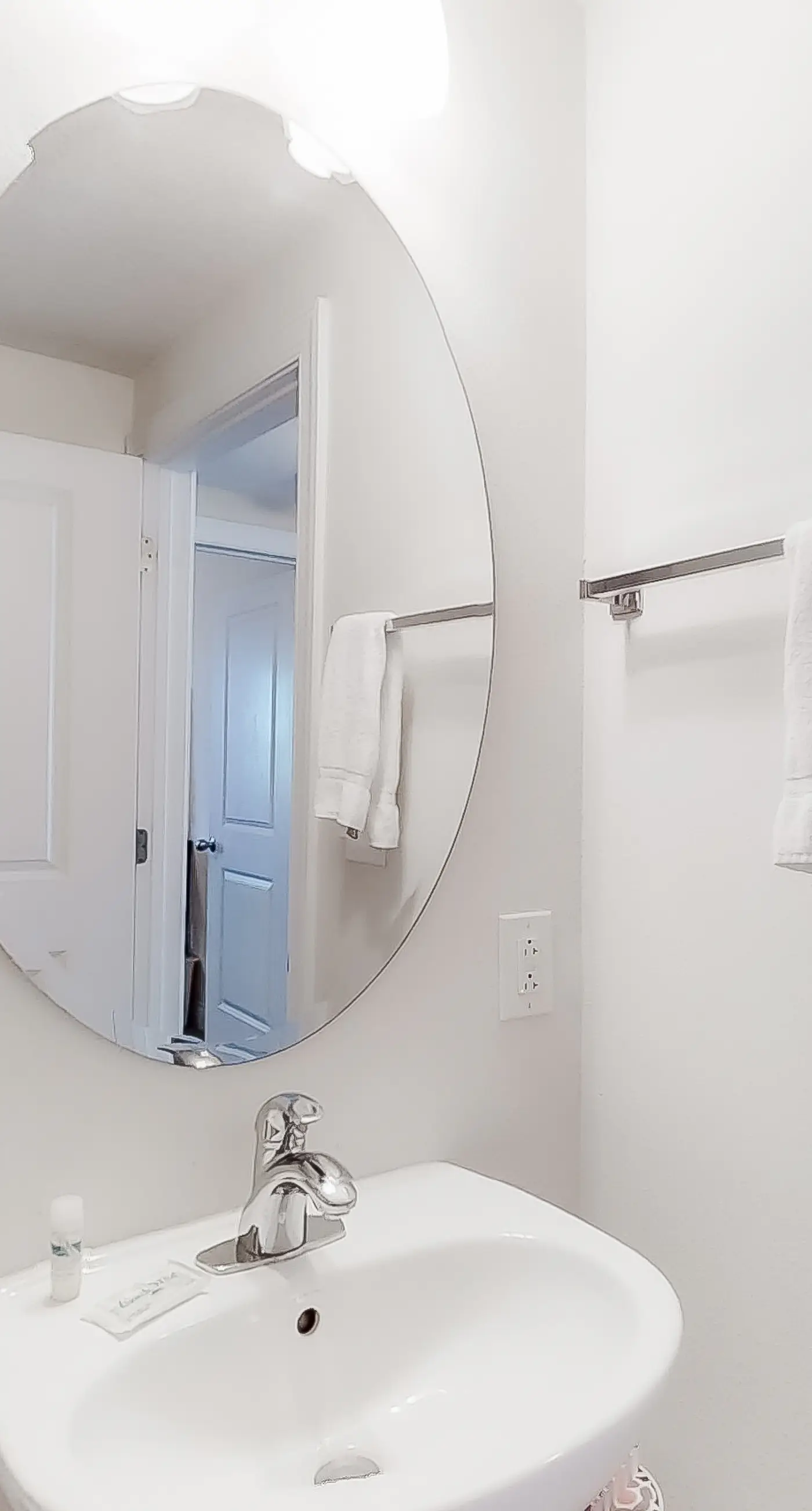 Corner-condo with wraparound deck, beach access & pool/hot tub