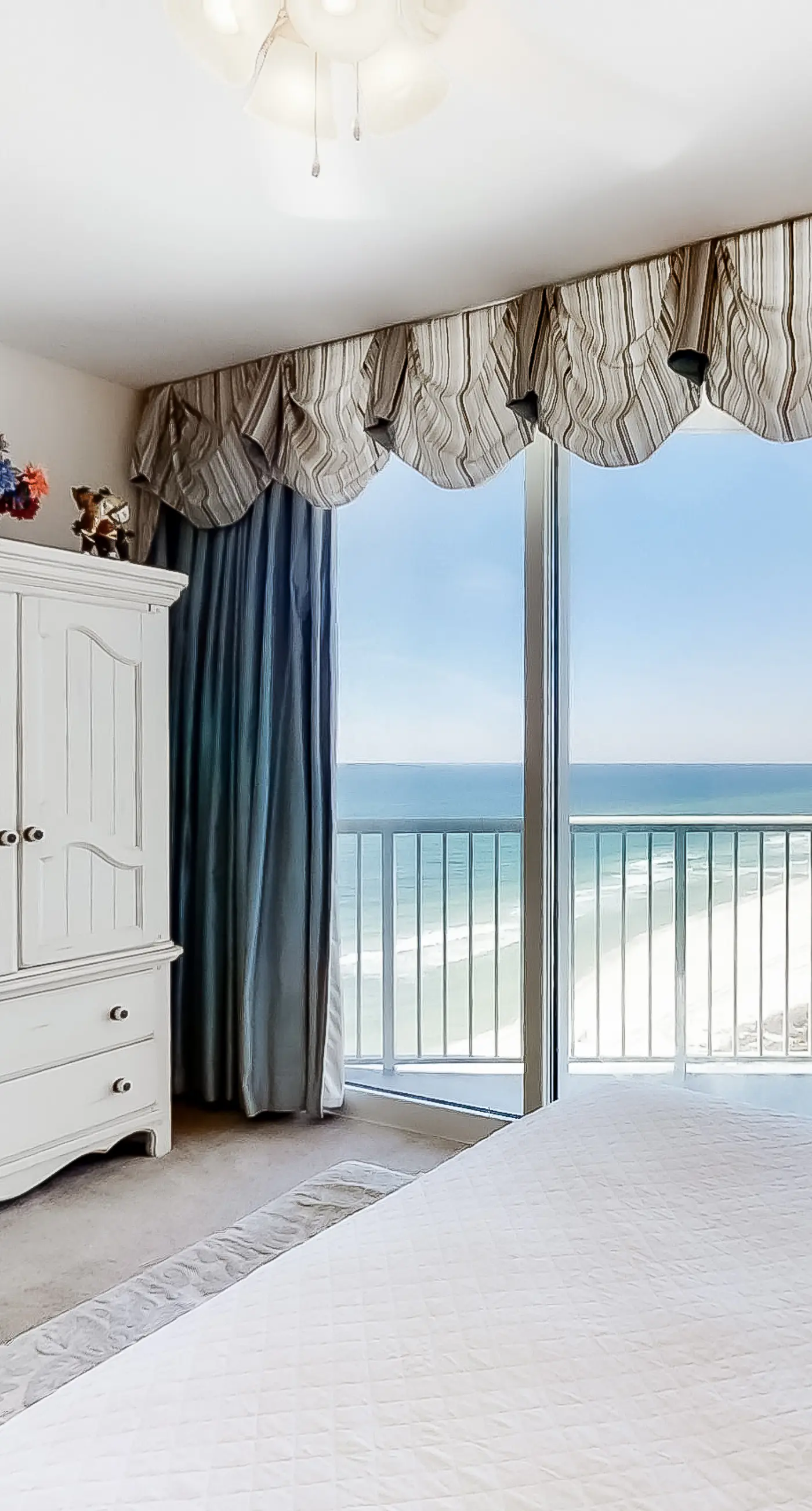Corner-condo with wraparound deck, beach access & pool/hot tub