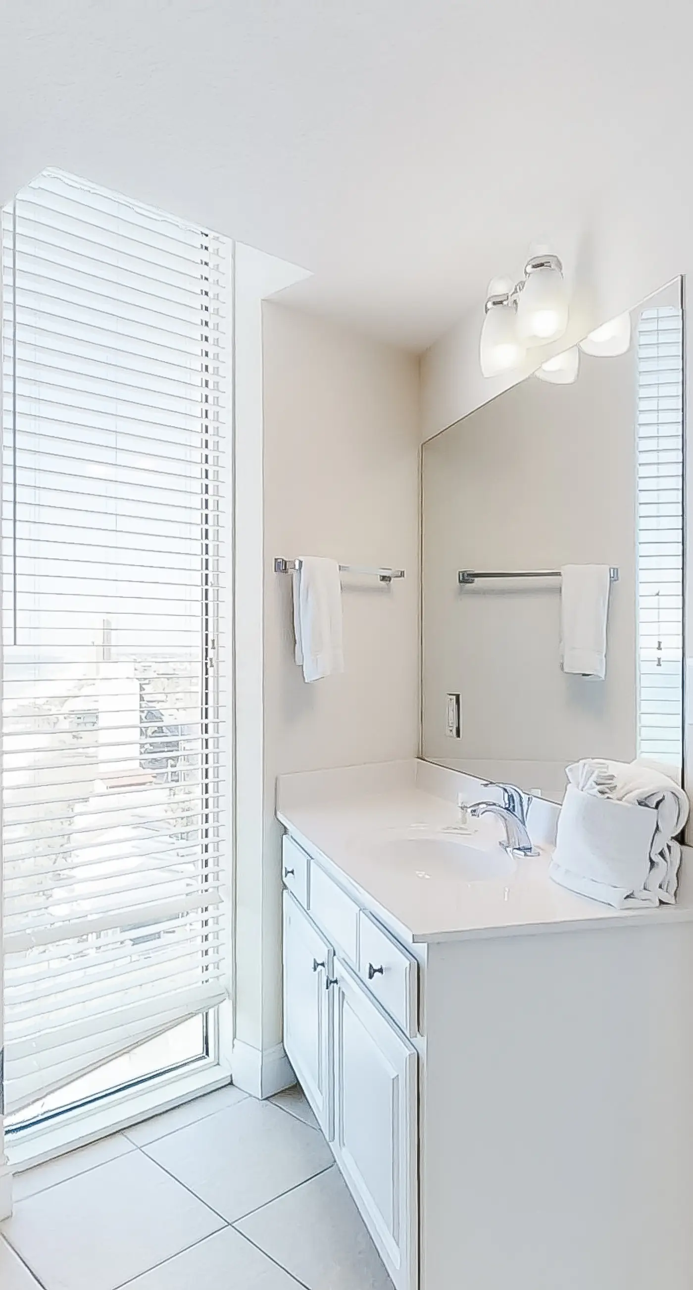 Corner-condo with wraparound deck, beach access & pool/hot tub