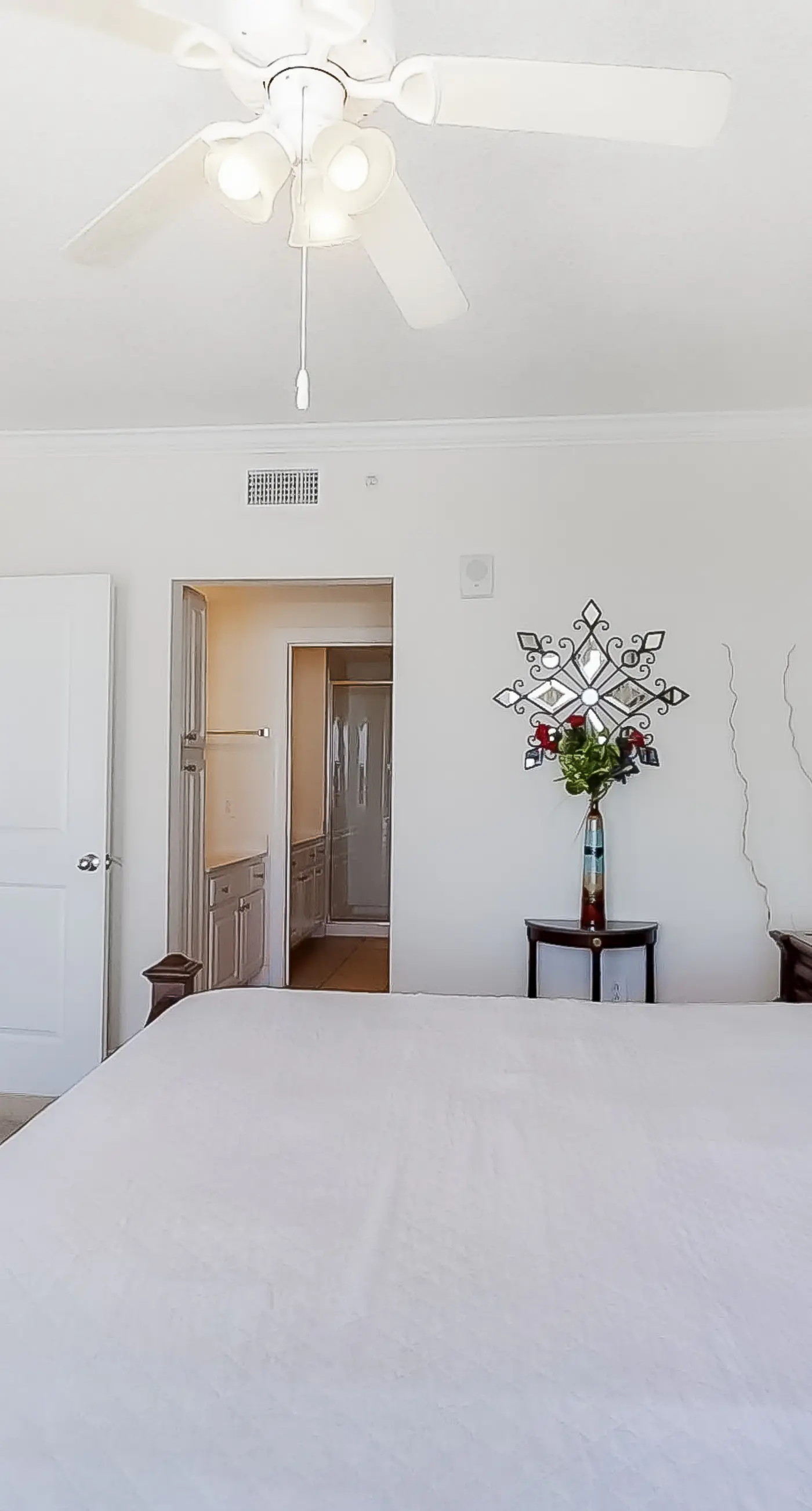 Corner-condo with wraparound deck, beach access & pool/hot tub