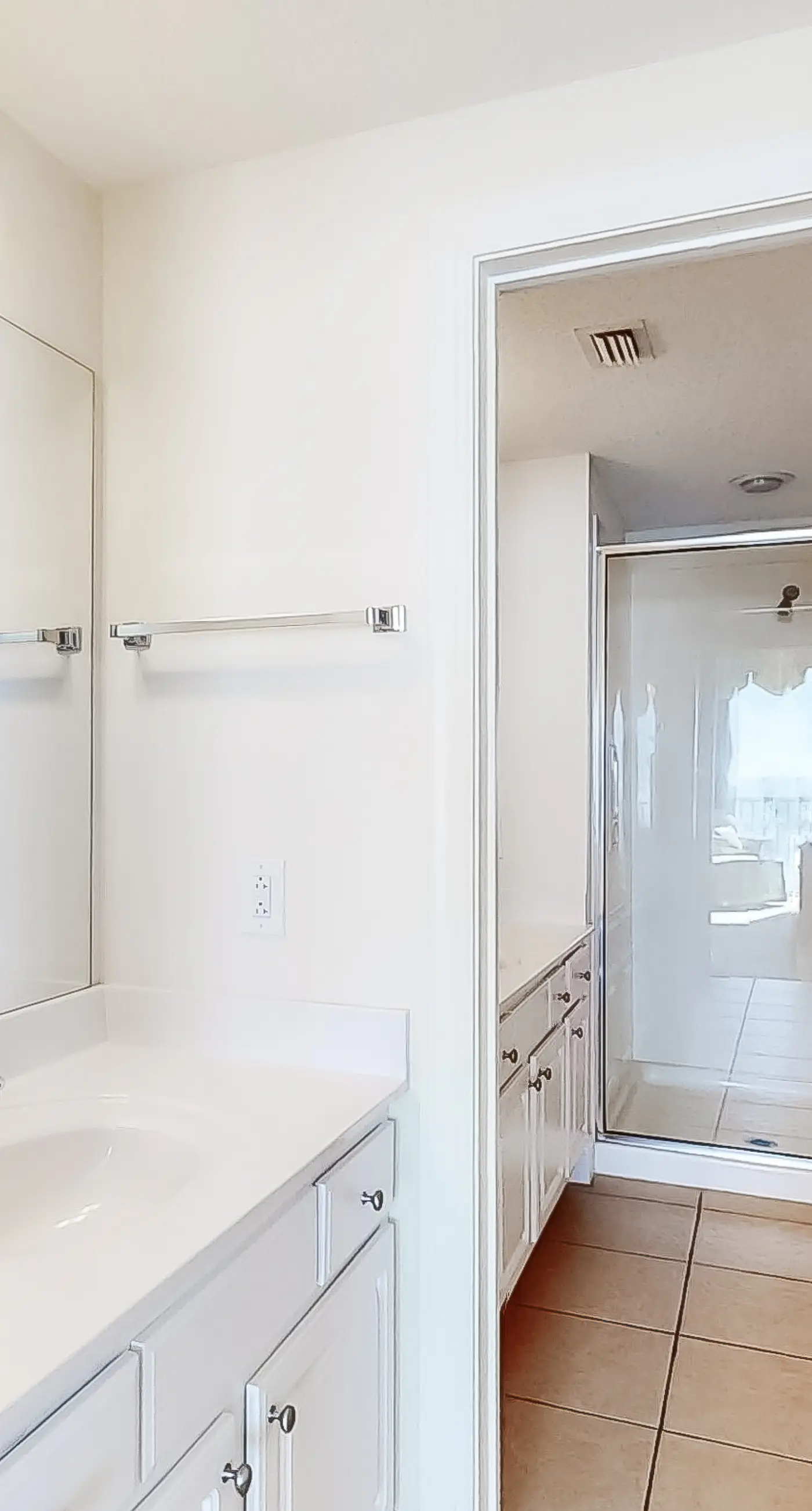 Corner-condo with wraparound deck, beach access & pool/hot tub