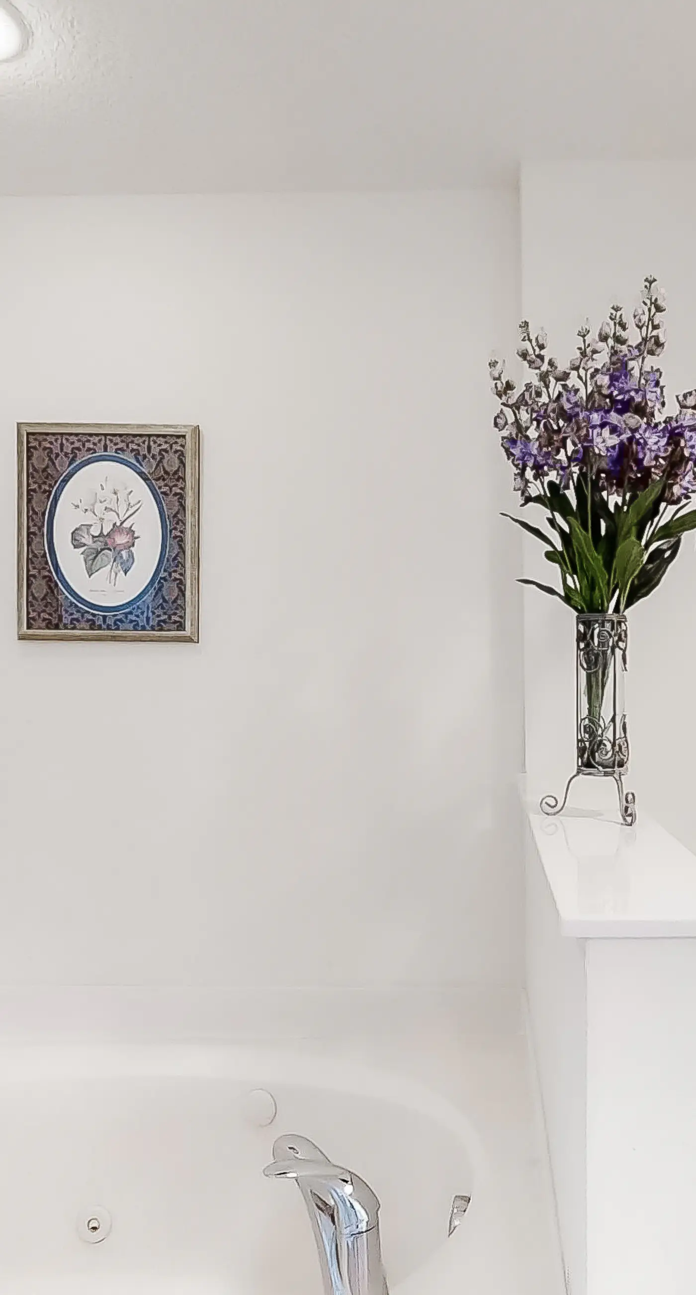 Corner-condo with wraparound deck, beach access & pool/hot tub