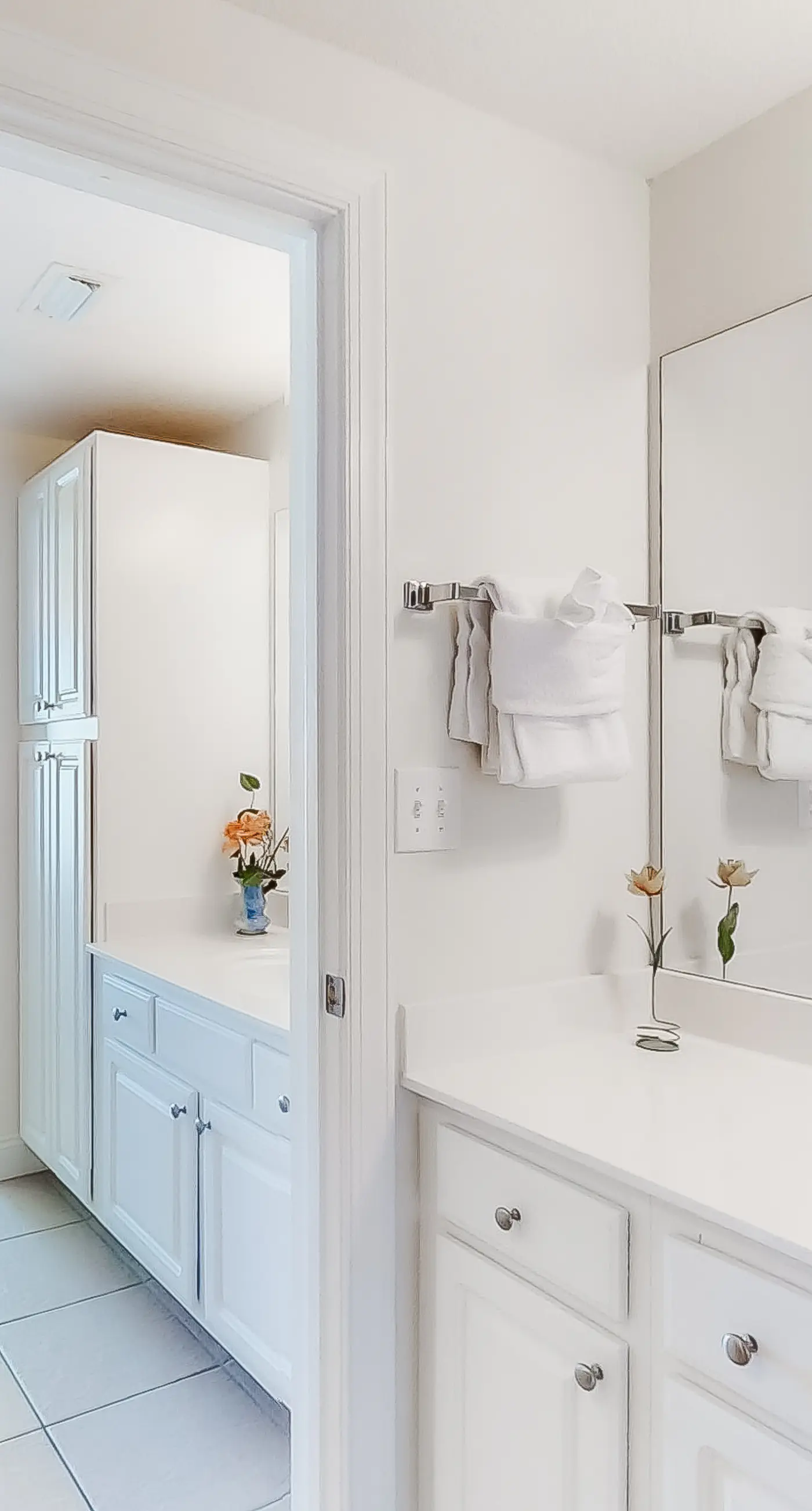 Corner-condo with wraparound deck, beach access & pool/hot tub