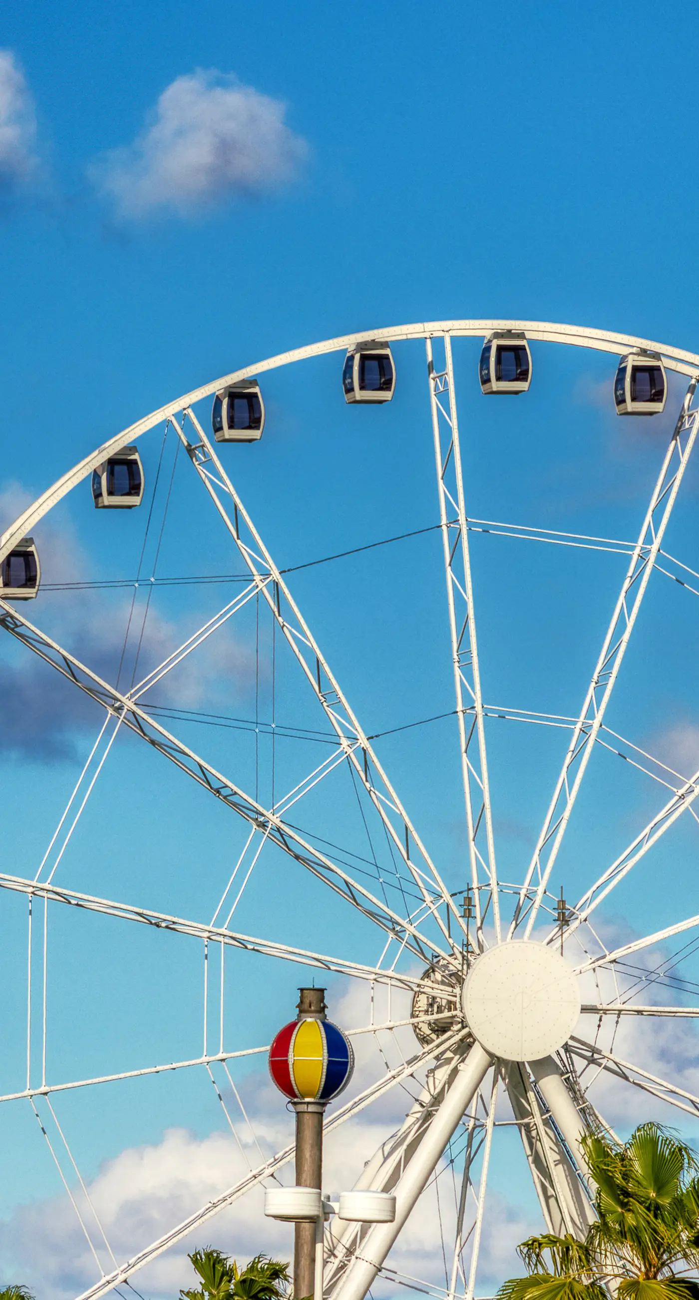 Corner-condo with wraparound deck, beach access & pool/hot tub