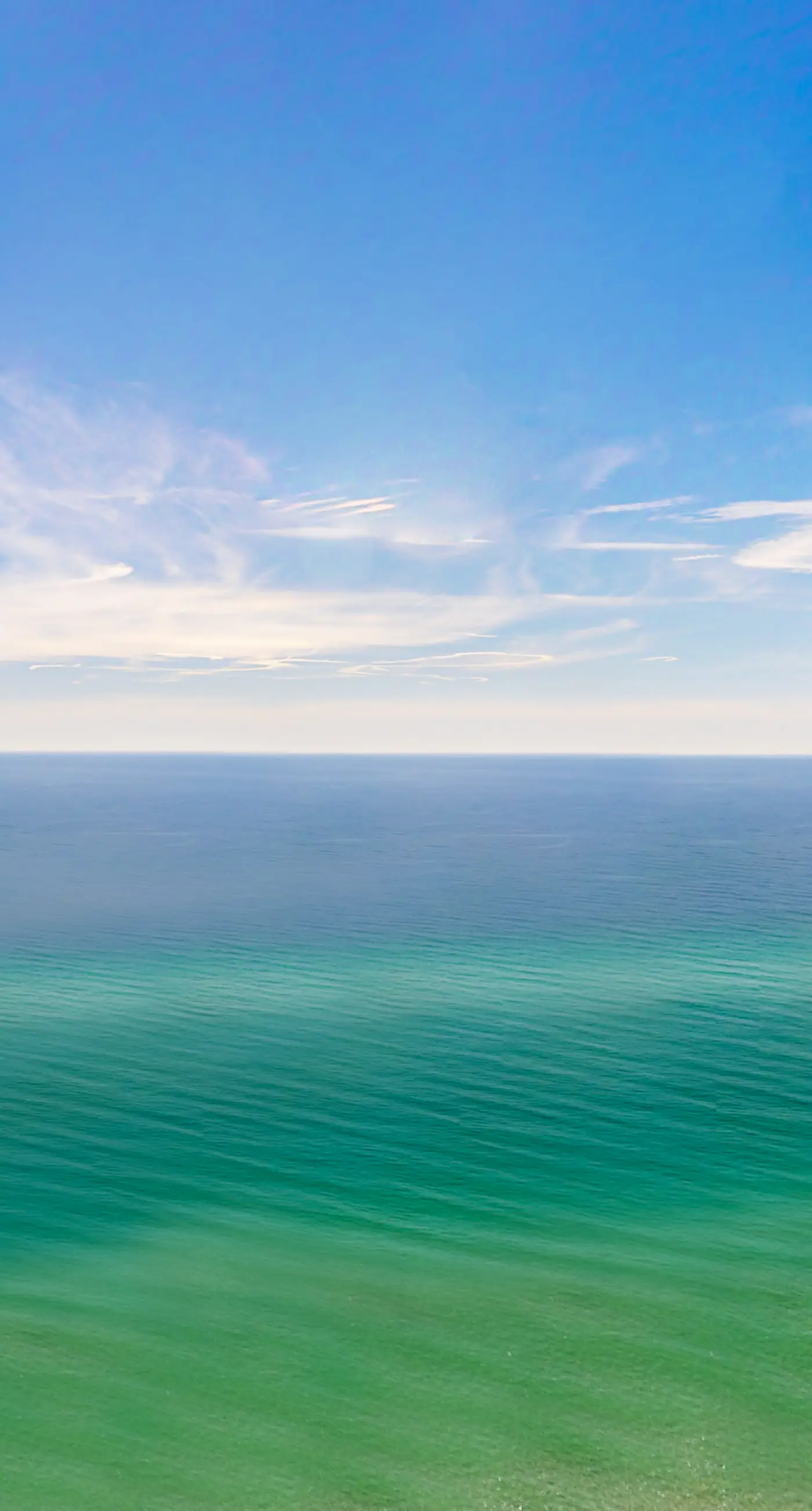 Modern beach condo with balcony & beach access - great location