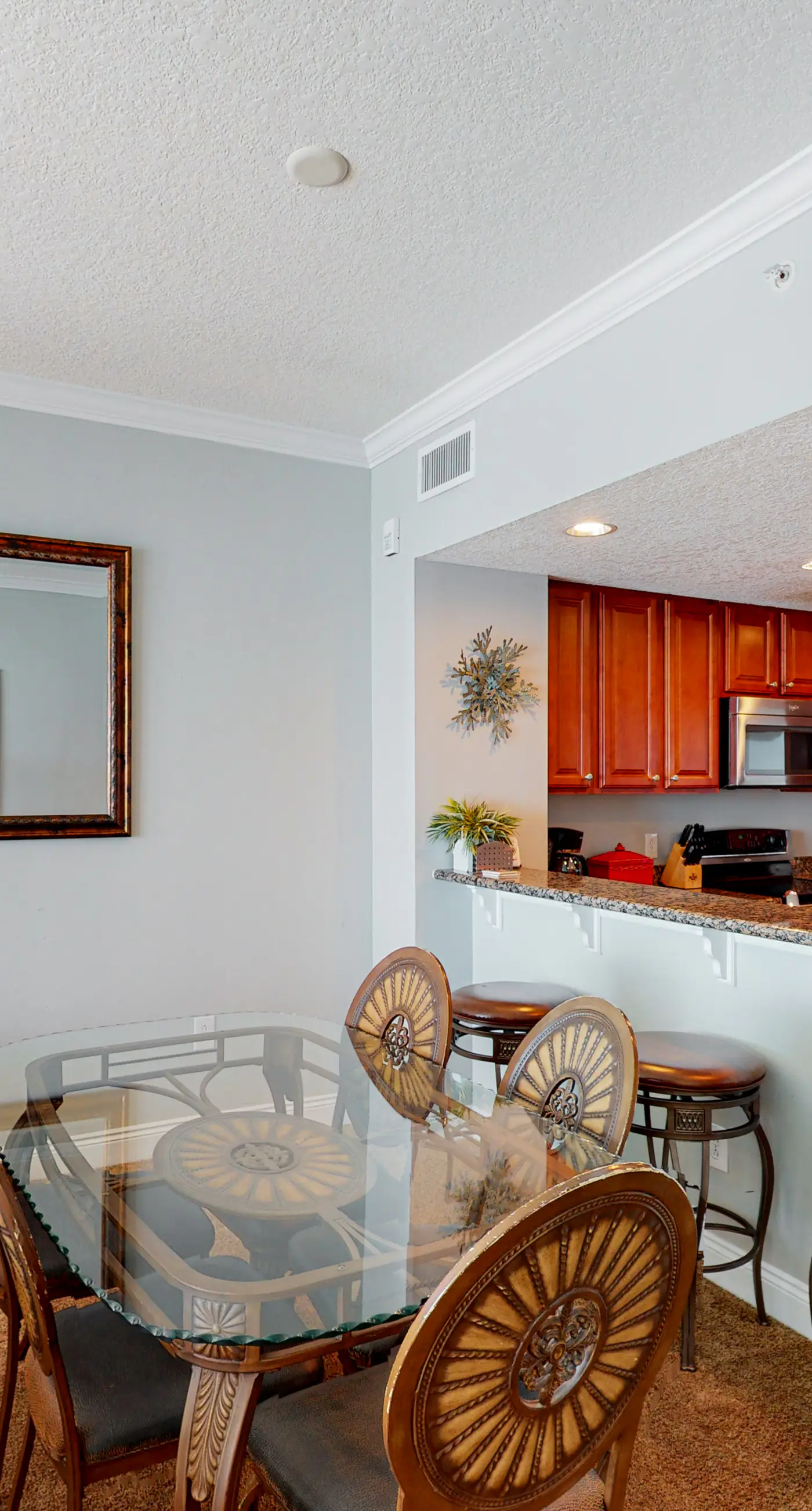 Modern beach condo with balcony & beach access - great location