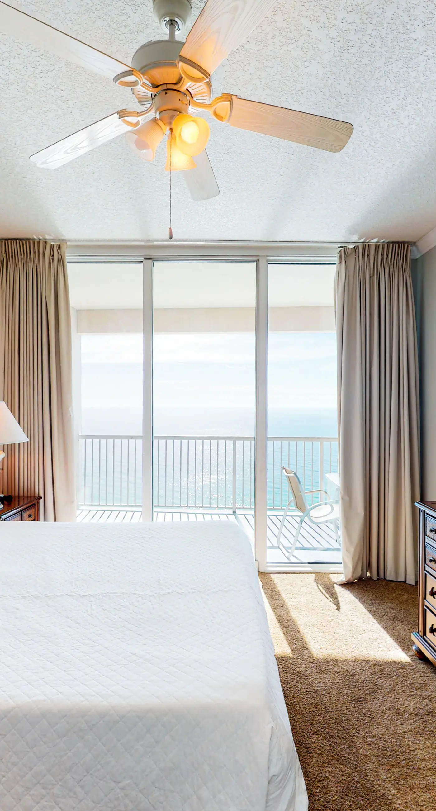Modern beach condo with balcony & beach access - great location