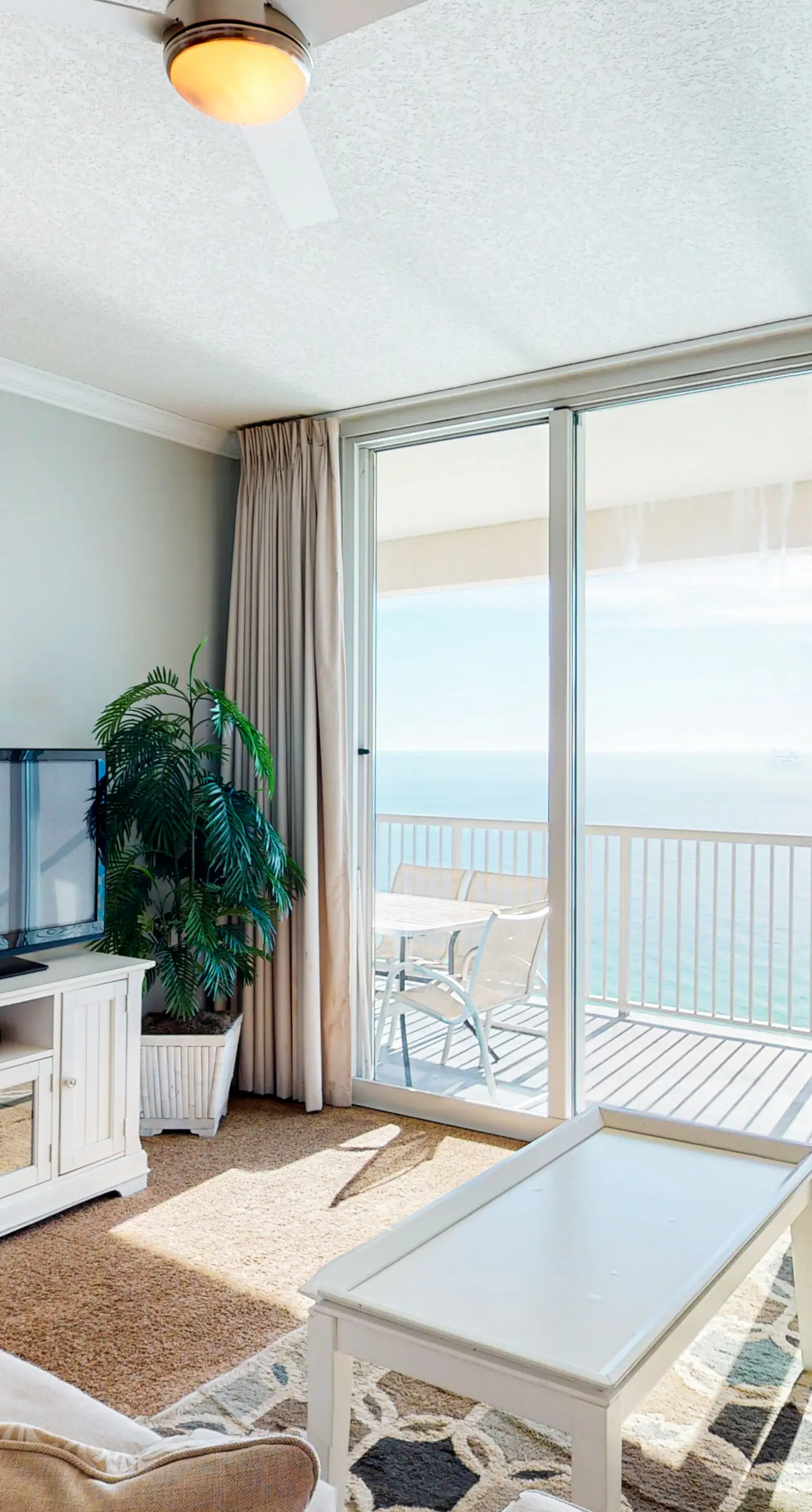 Modern beach condo with balcony & beach access - great location
