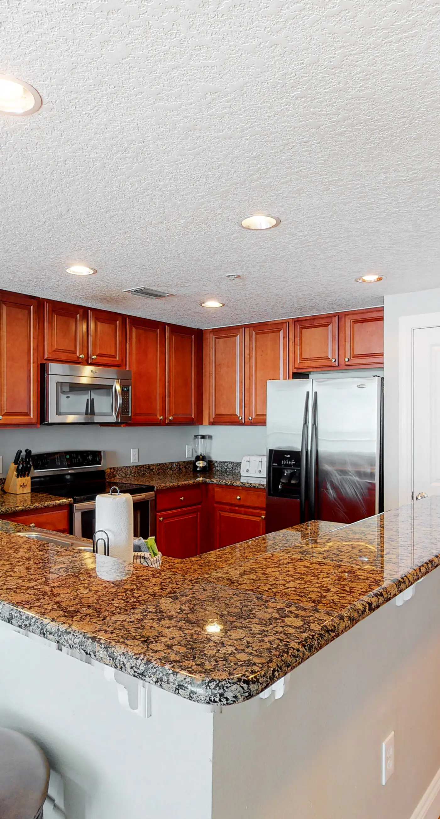 Modern beach condo with balcony & beach access - great location