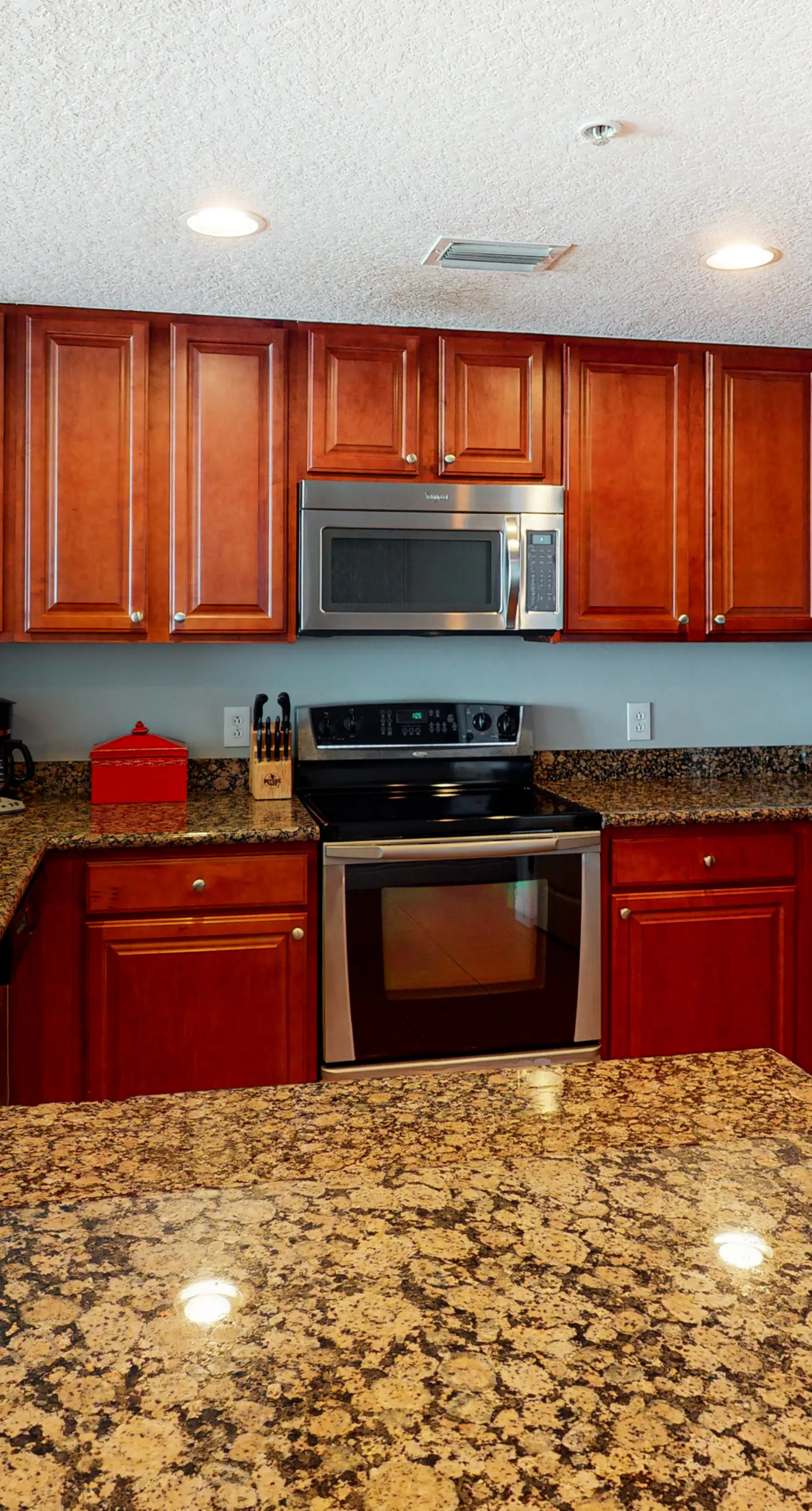 Modern beach condo with balcony & beach access - great location