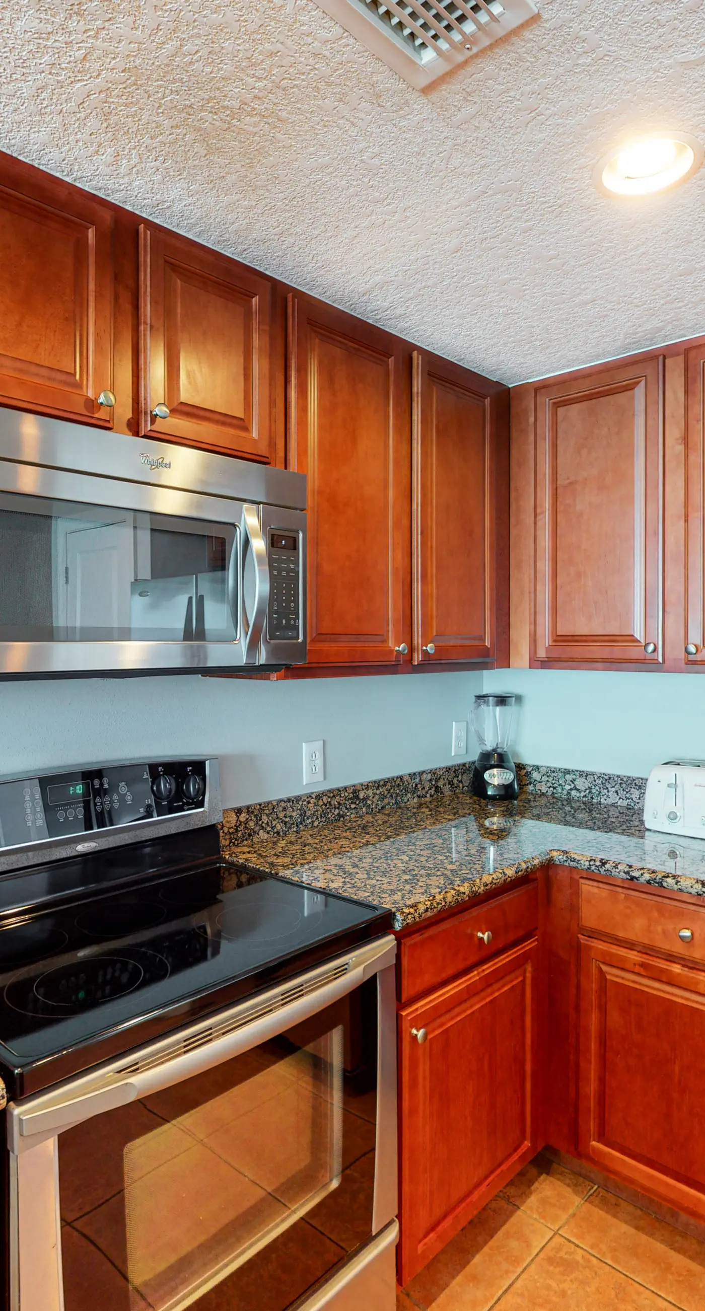 Modern beach condo with balcony & beach access - great location