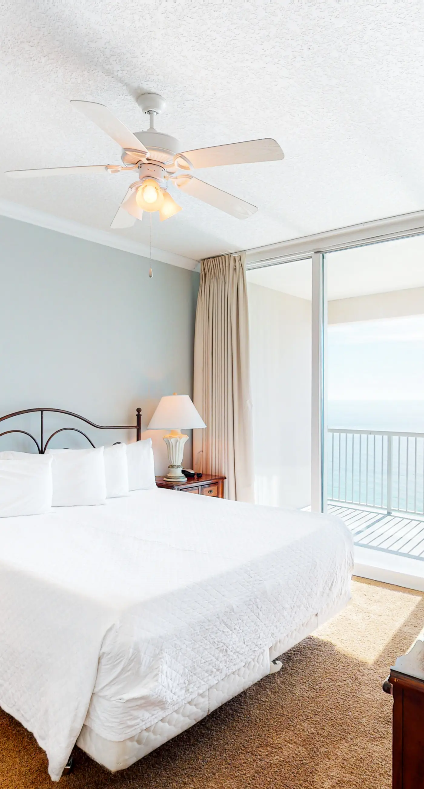Modern beach condo with balcony & beach access - great location